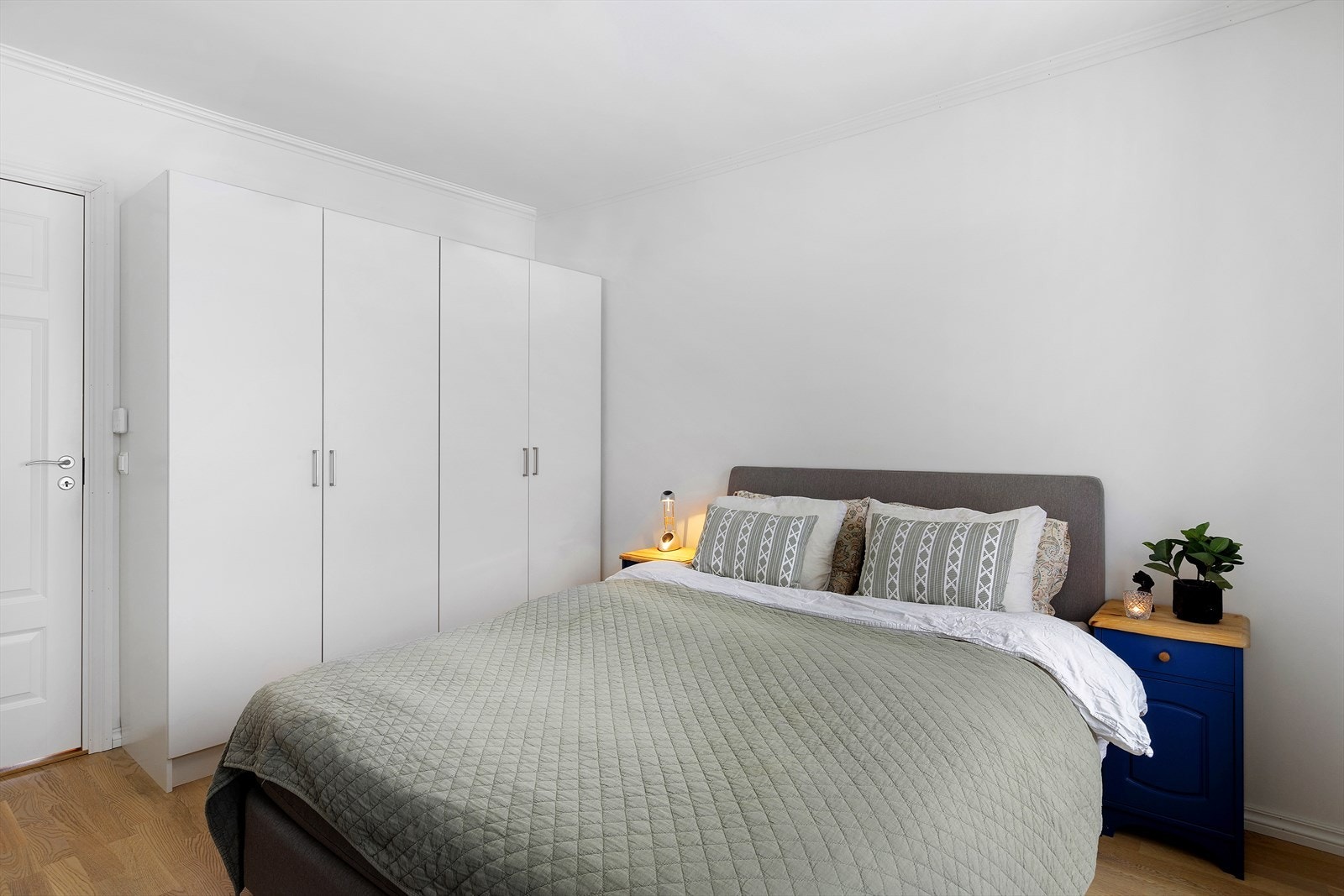 Garderobeskap medfølger. Galleribilde