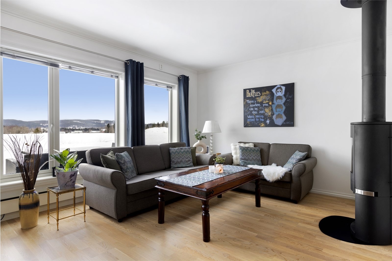 Stue med god plass til sofahjørne. Galleribilde