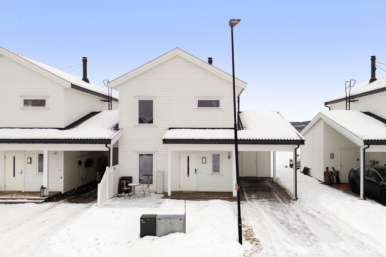 Boligen ligger fint til i enden med carport og avstand til naboen. Galleribilde