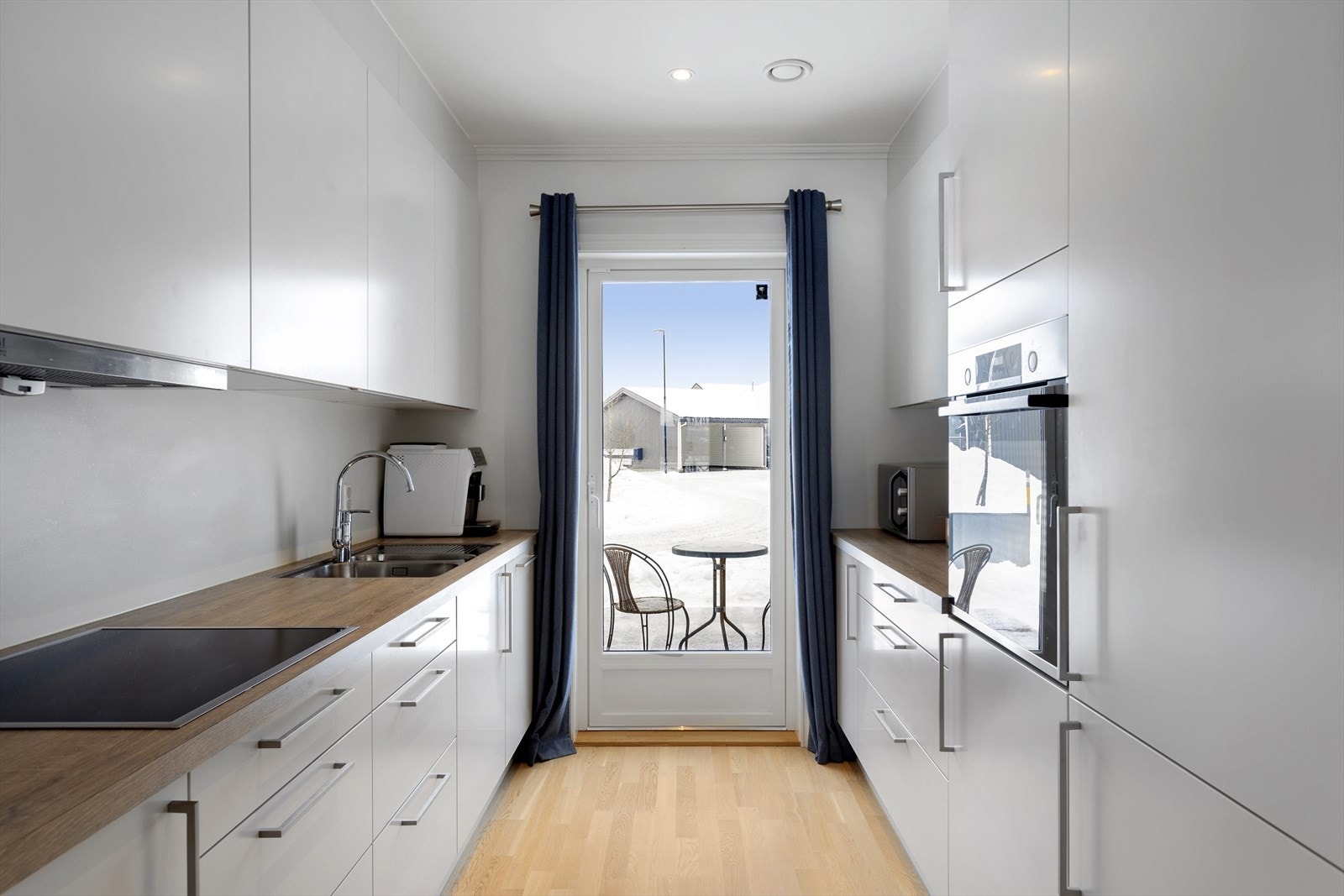 Moderne kjøkken med god skap- og benkeplass. Terrassedør ut til platting med levegg mot naboen. Perfekt for morgenkaffen og formiddagssol. Galleribilde