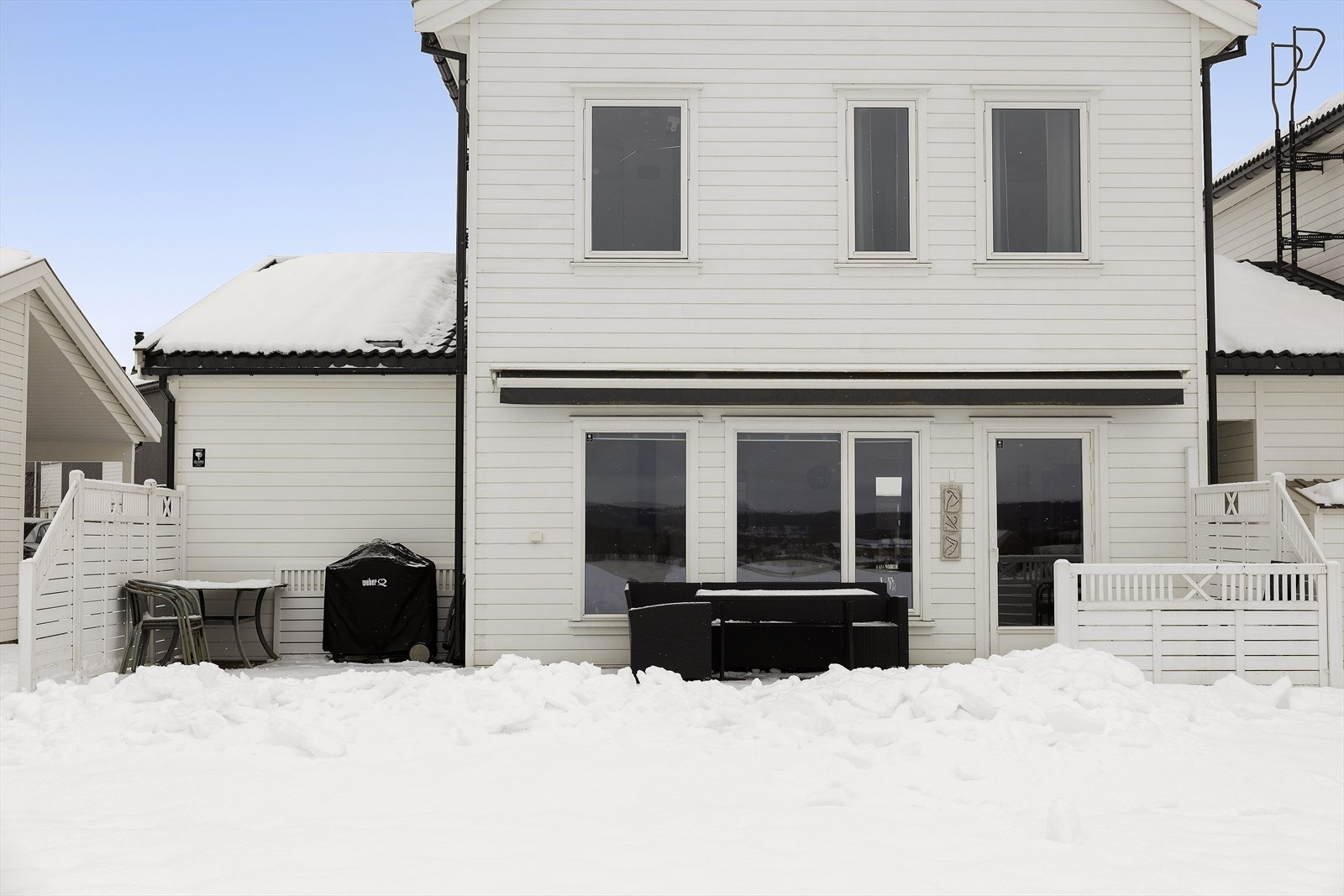 Fra stua er det utgang til stor, solrik terrasse med god plass til utemøbler, grill og beplantning. Terrassen er utstyrt med elektrisk markise og levegger. Her kan du nyte sola og utsikten i skjermede omgivelser. Galleribilde