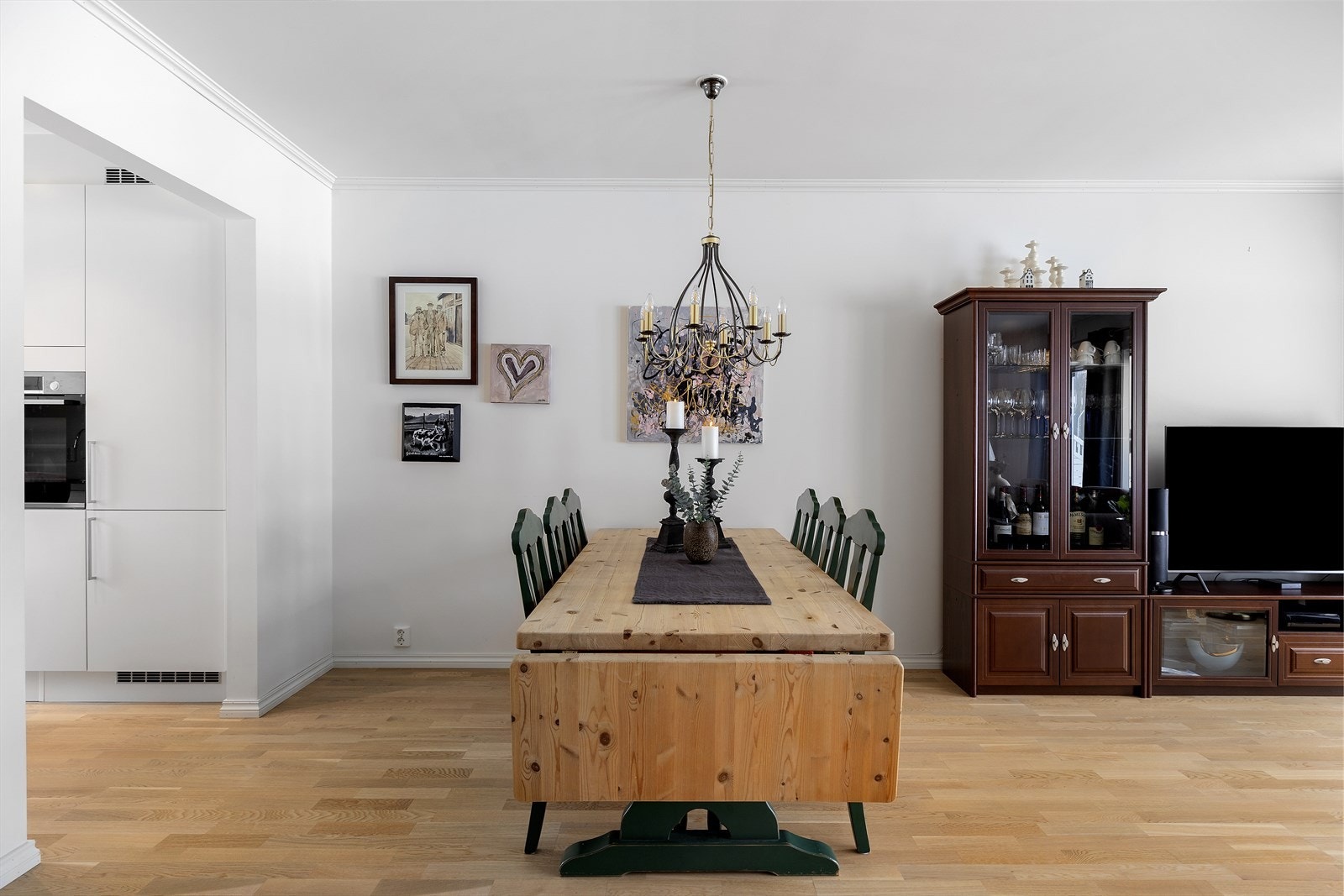 Det er plass til stort spisebord. Her er det rom for hyggelige familiemiddager. Galleribilde