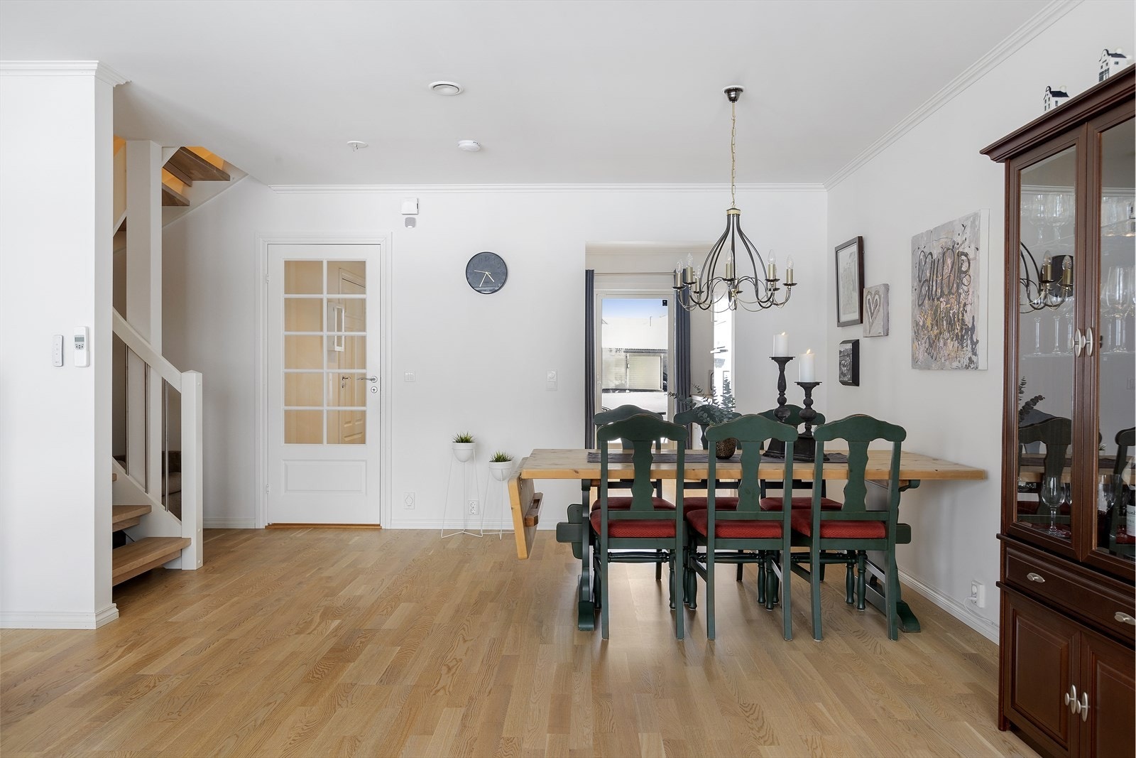 Kjøkkenet er delvis åpent mot spisestua og bidrar til en sosial og inkluderende romløsning. Galleribilde