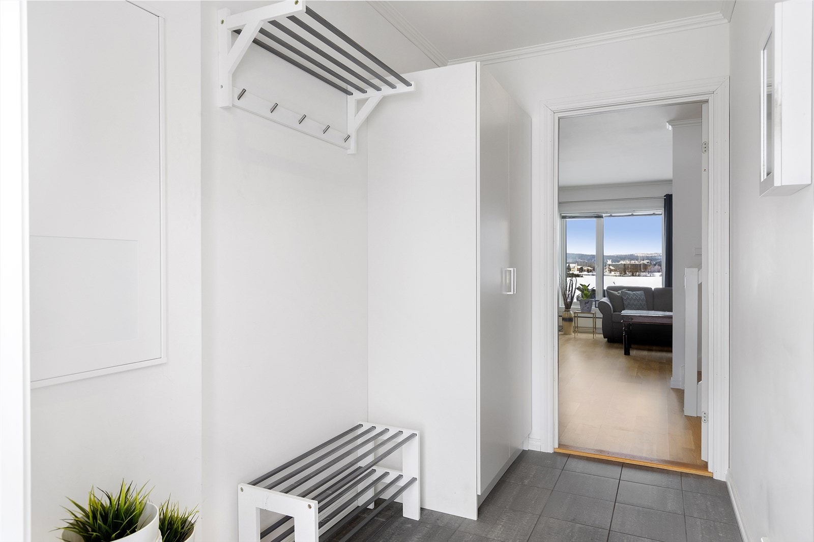 God plass til yttertøy og sko. Garderobeskap medfølger. Galleribilde