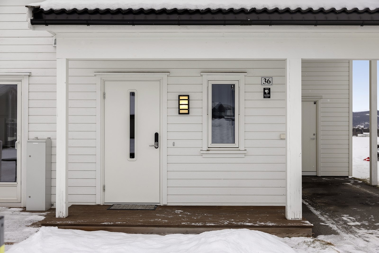 Overbygget inngangsparti med belysning og platting. Her kan du parkere bilen under tak og gå tørr inn. Galleribilde