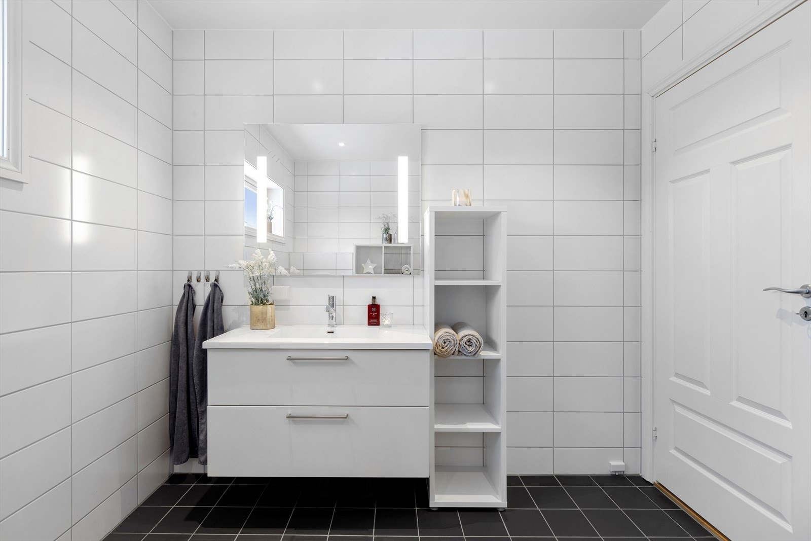 Servant med skuffeseksjon og speil med belysning. Galleribilde