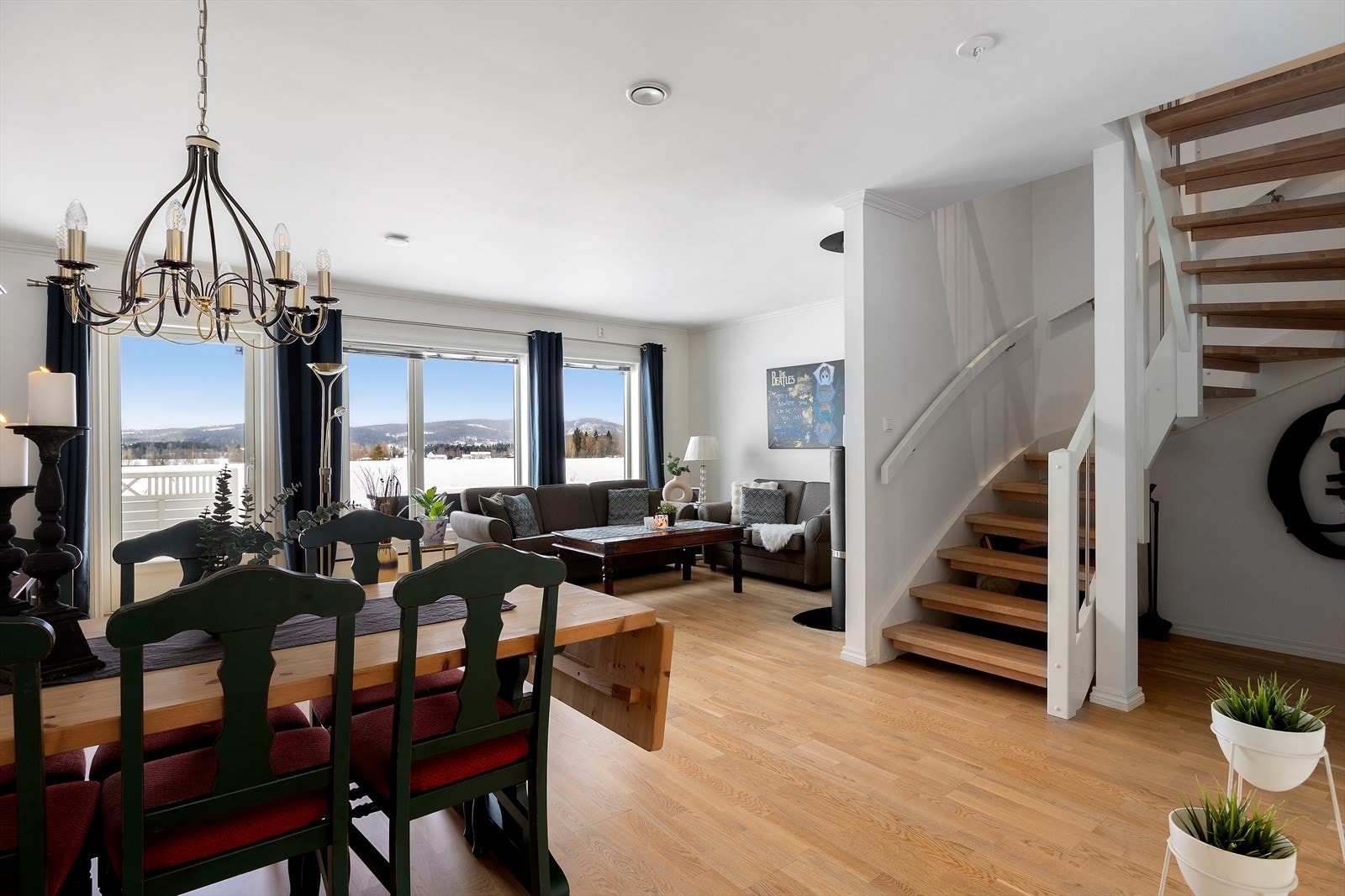 Boligen er oppvarmet med gulvvarme i entré, wc/vaskerom og bad samt elektriske panelovner og vedfyring i stue. Galleribilde