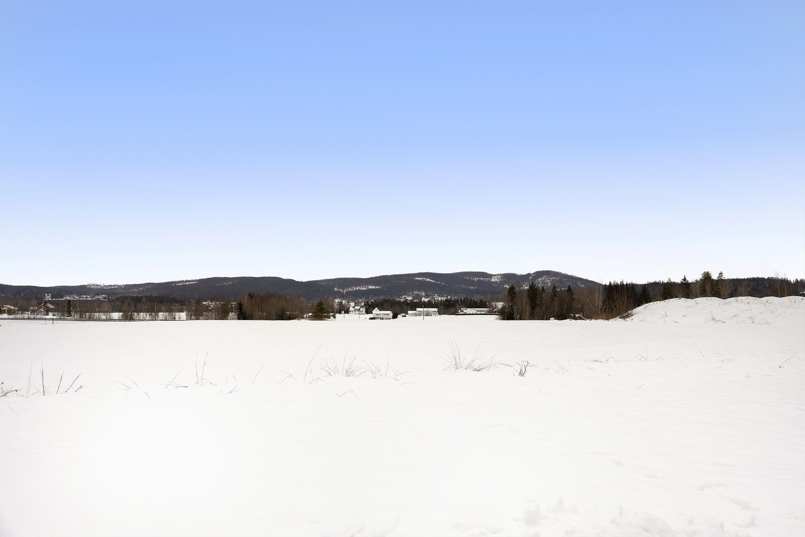 Boligen er vendt mot åkerlandskap. Galleribilde