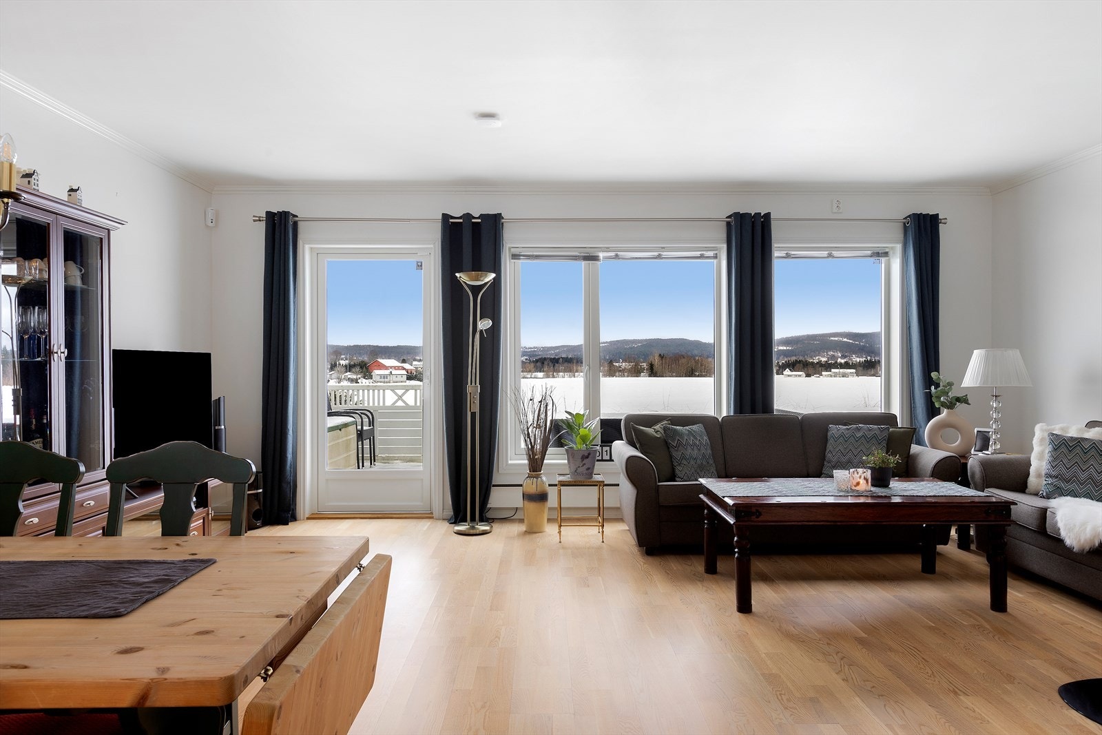 Luftig stue med store vindusflater. Galleribilde