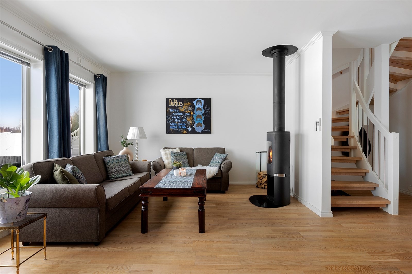 Moderne hjem med lys parkett på gulv og slette veggoverflater. Galleribilde