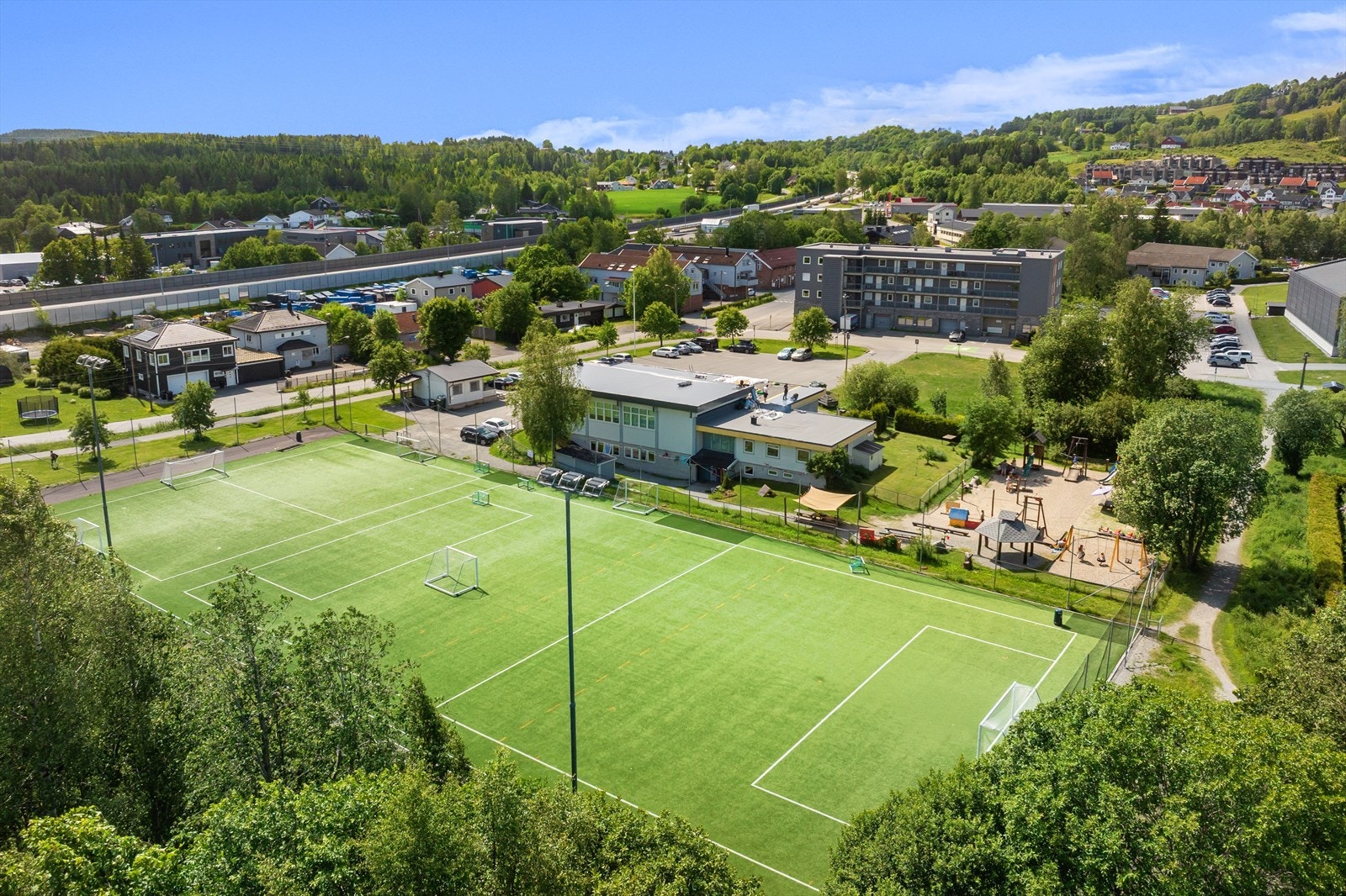 Lierskogen byr og på en flott kunstgressbane. Galleribilde