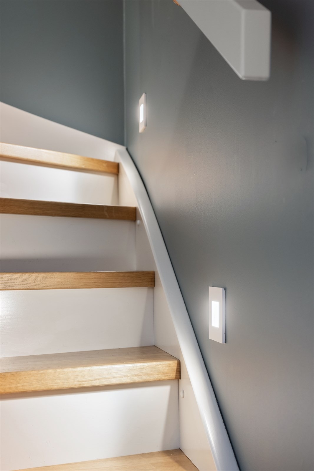 Stilige detaljer med belysning i trapperommet. Galleribilde