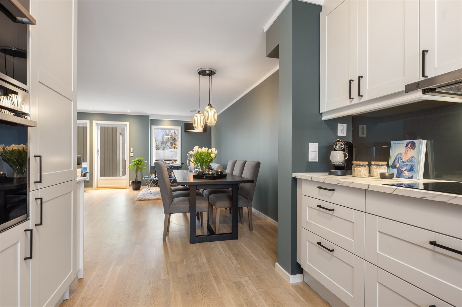 Benkeplaten er i laminat med nedfelt oppvaskkum og ettgreps svingbart blandingsbatteri i krom. Galleribilde