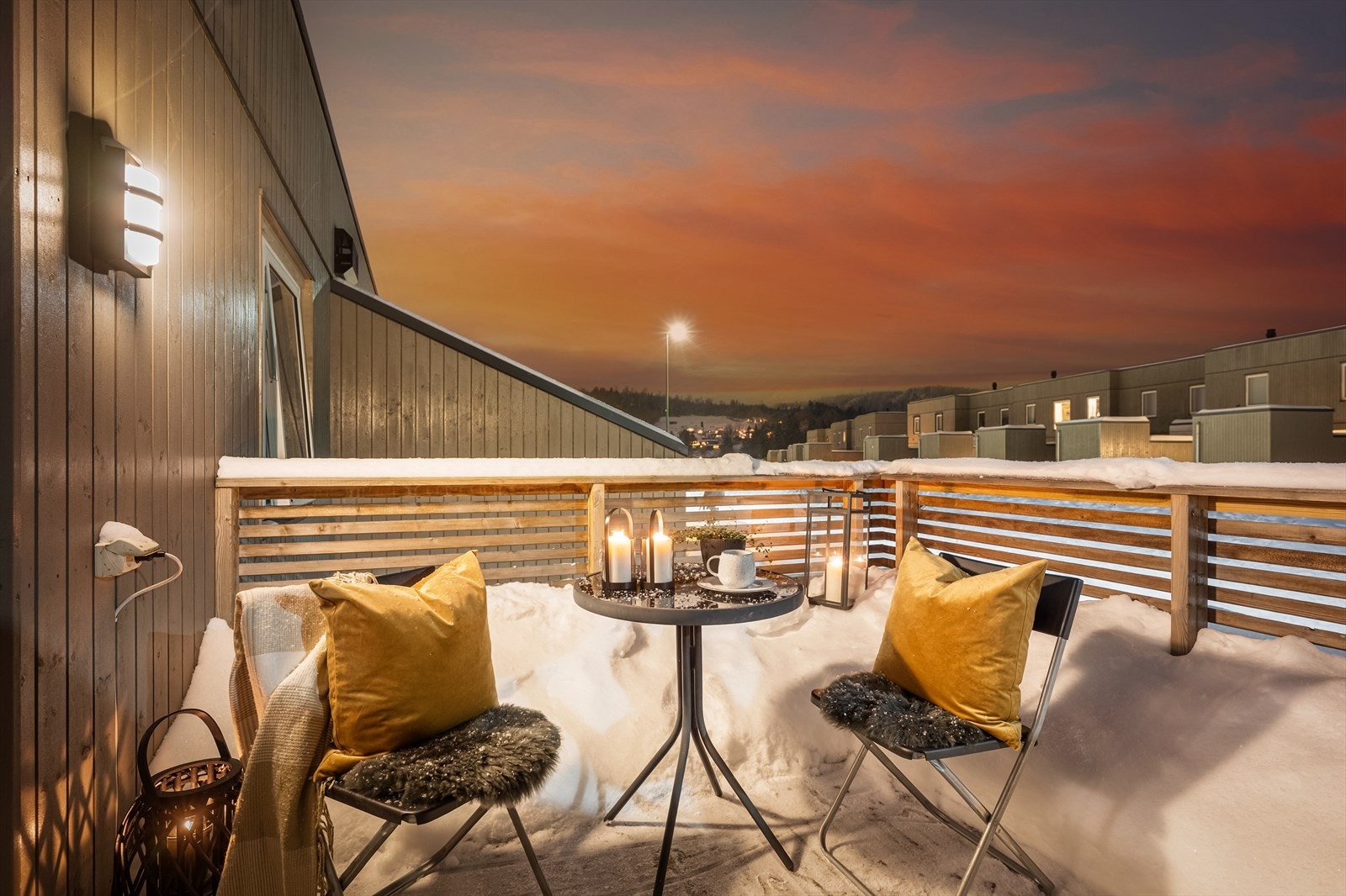 Her kan du nyte gode solforhold fra ettermiddag til kveld, med fint utsyn over nærområdet. Galleribilde