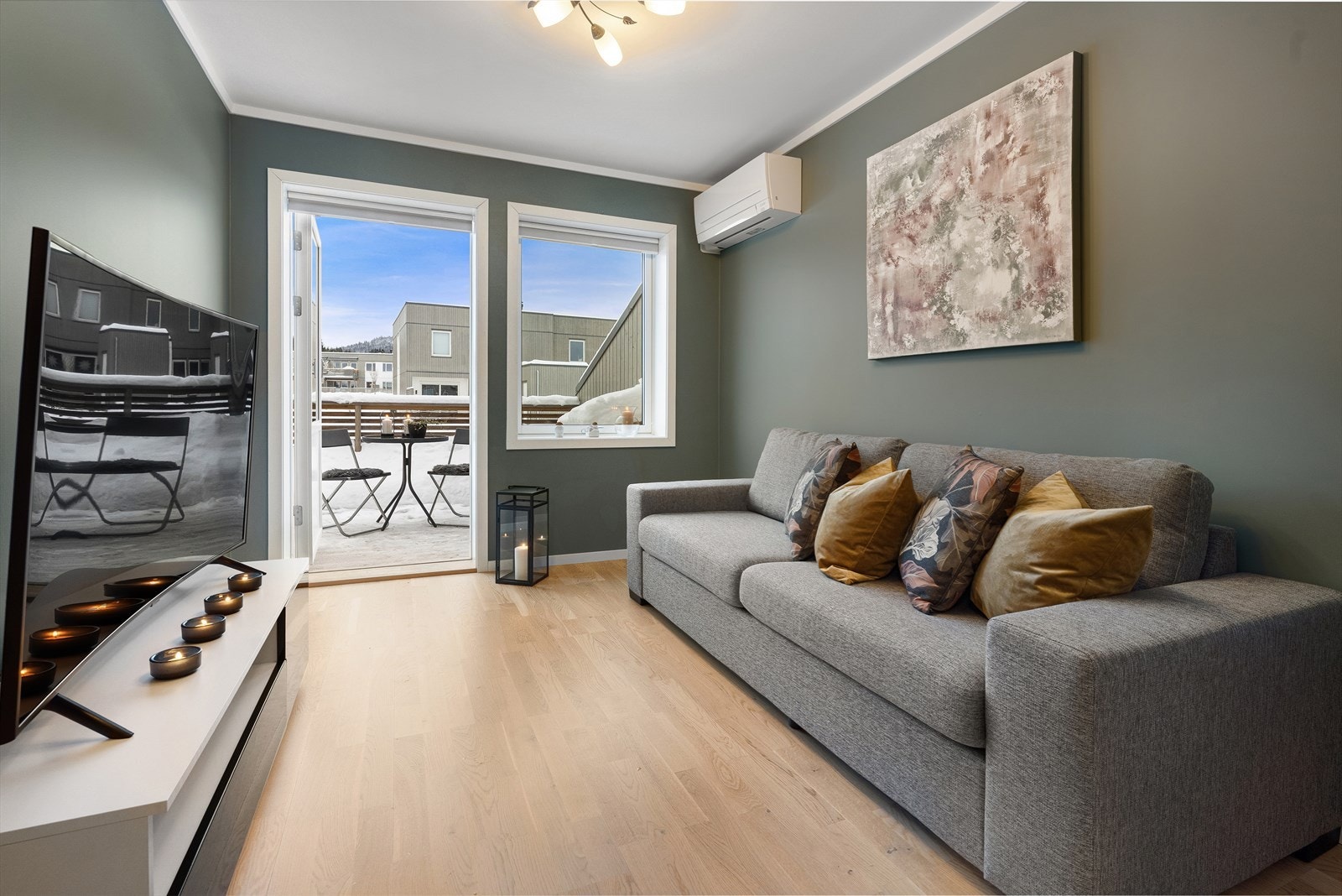 Boligen har en TV-stue i 2. etasje, som egner seg godt som et ekstra oppholdsrom, lekerom eller hjemmekontor. Det er installert varmepumpe, som bidrar til energieffektiv oppvarming. Galleribilde