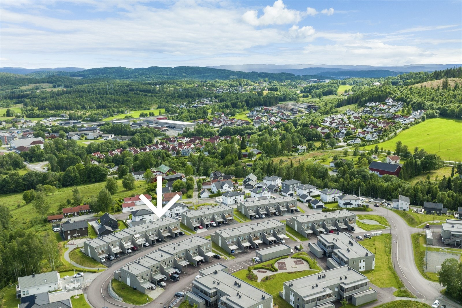Eiendommen ligger i et attraktivt og veletablert boligområde i Lier, med gunstig plassering mellom Asker og Drammen. Galleribilde