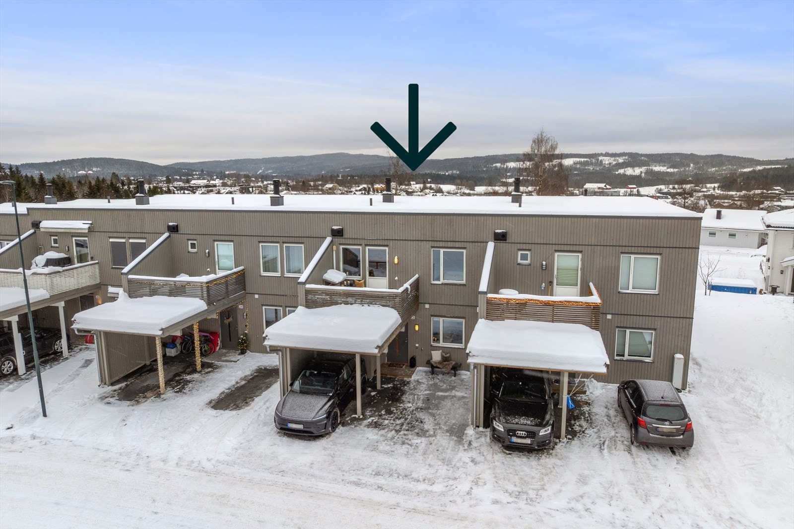 Det ligger barnevennlig nær marka. Bilen parkeres i carport med lader. Galleribilde