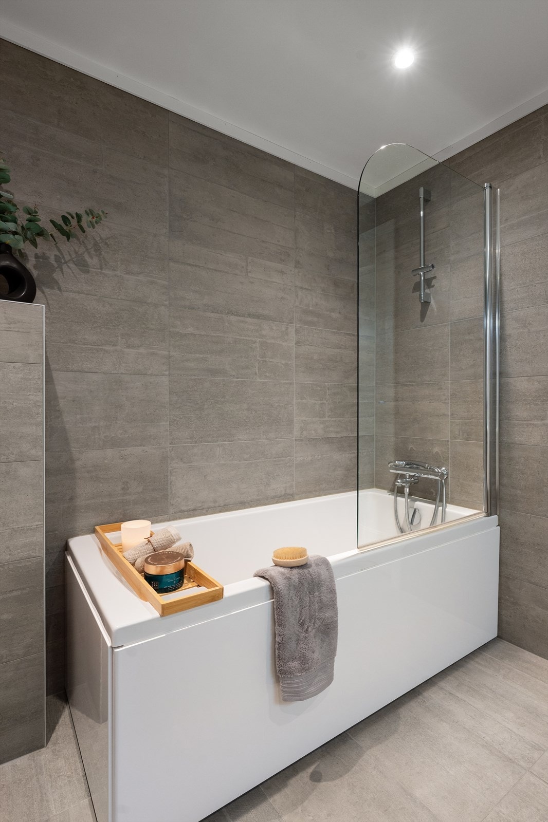 Videre er badet utstyrt med vegghengt klosett med innebygd sisterne og badekar med glass skillevegg, som gir fleksible løsninger for både dusj og bad. Galleribilde