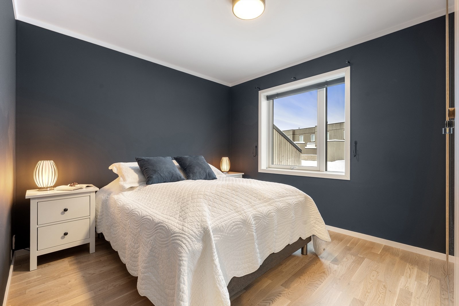 Boligen har tre gode soverom, alle samlet i 2. etasje, noe som gir en praktisk og familievennlig planløsning. Galleribilde