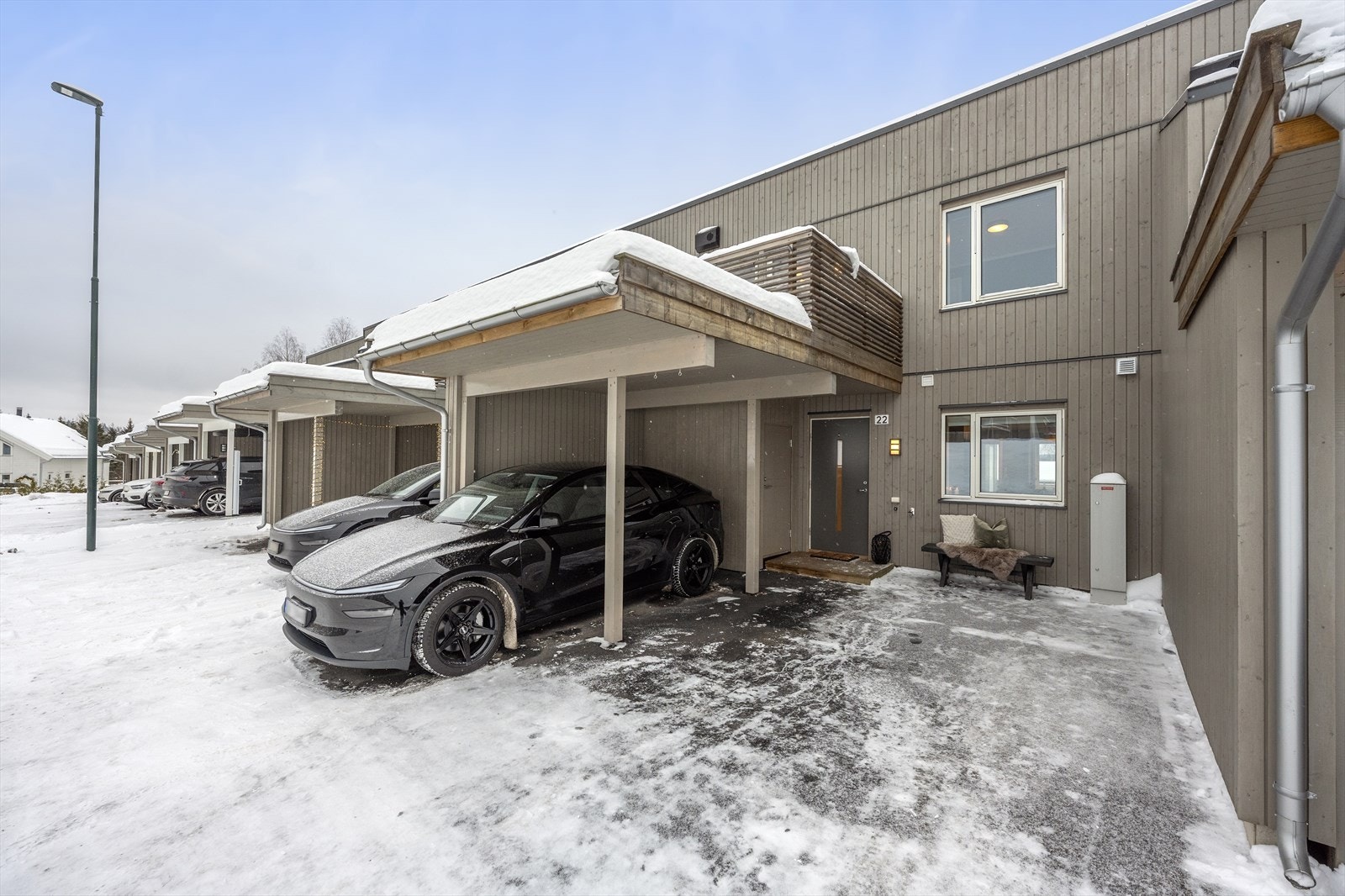 Boligen har en carport med ladestasjon. I tillegg er det parkeringsmulighet på gårdsplass ved siden av carport. Dette er betegnet som fellesareal på seksjoneringen, men disponeres av seksjonen. Galleribilde