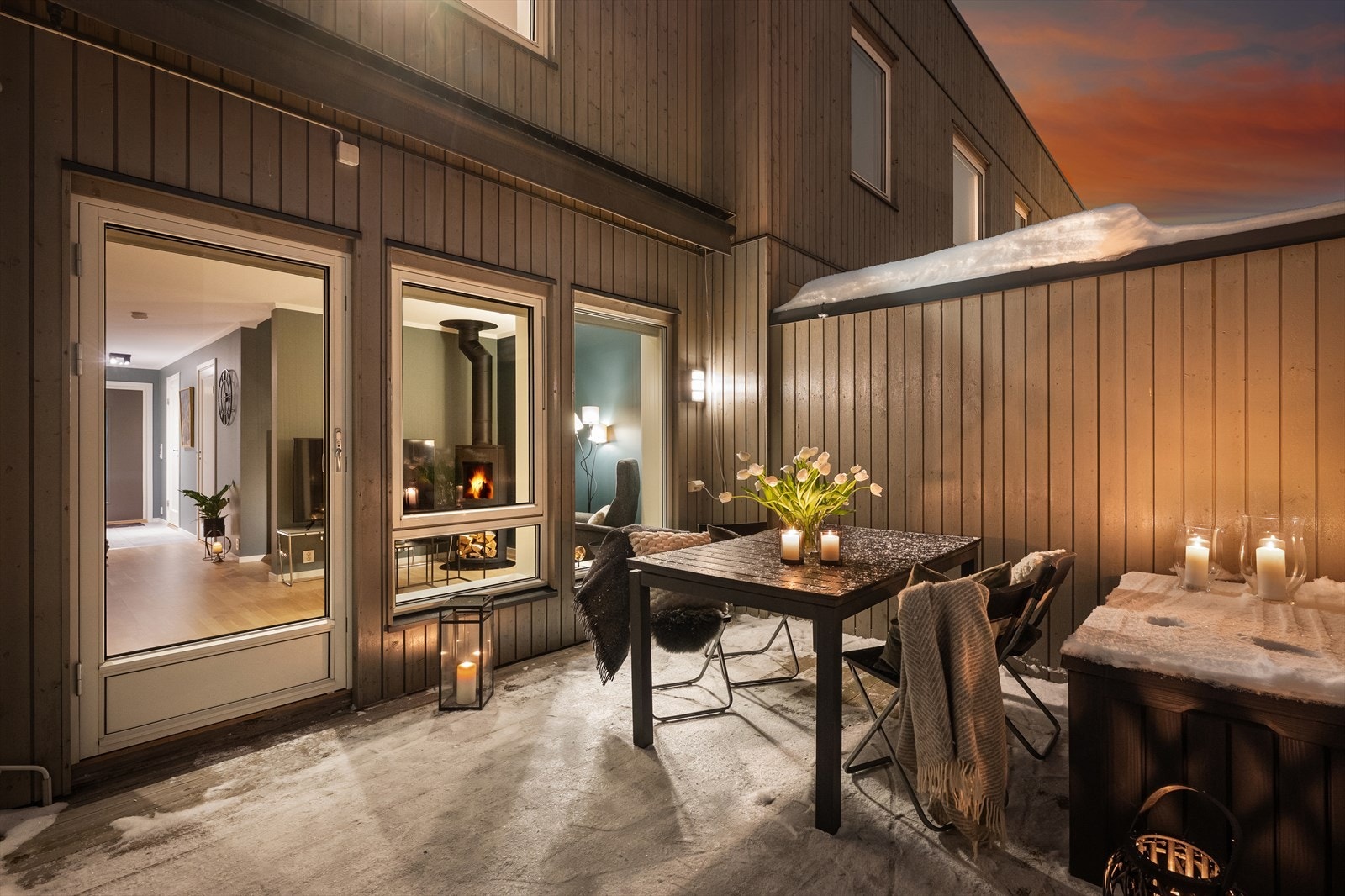 Fra stuen i 1. etasje er det utgang til en romslig syd-vestvendt terrasse på ca. 30 kvm. Galleribilde