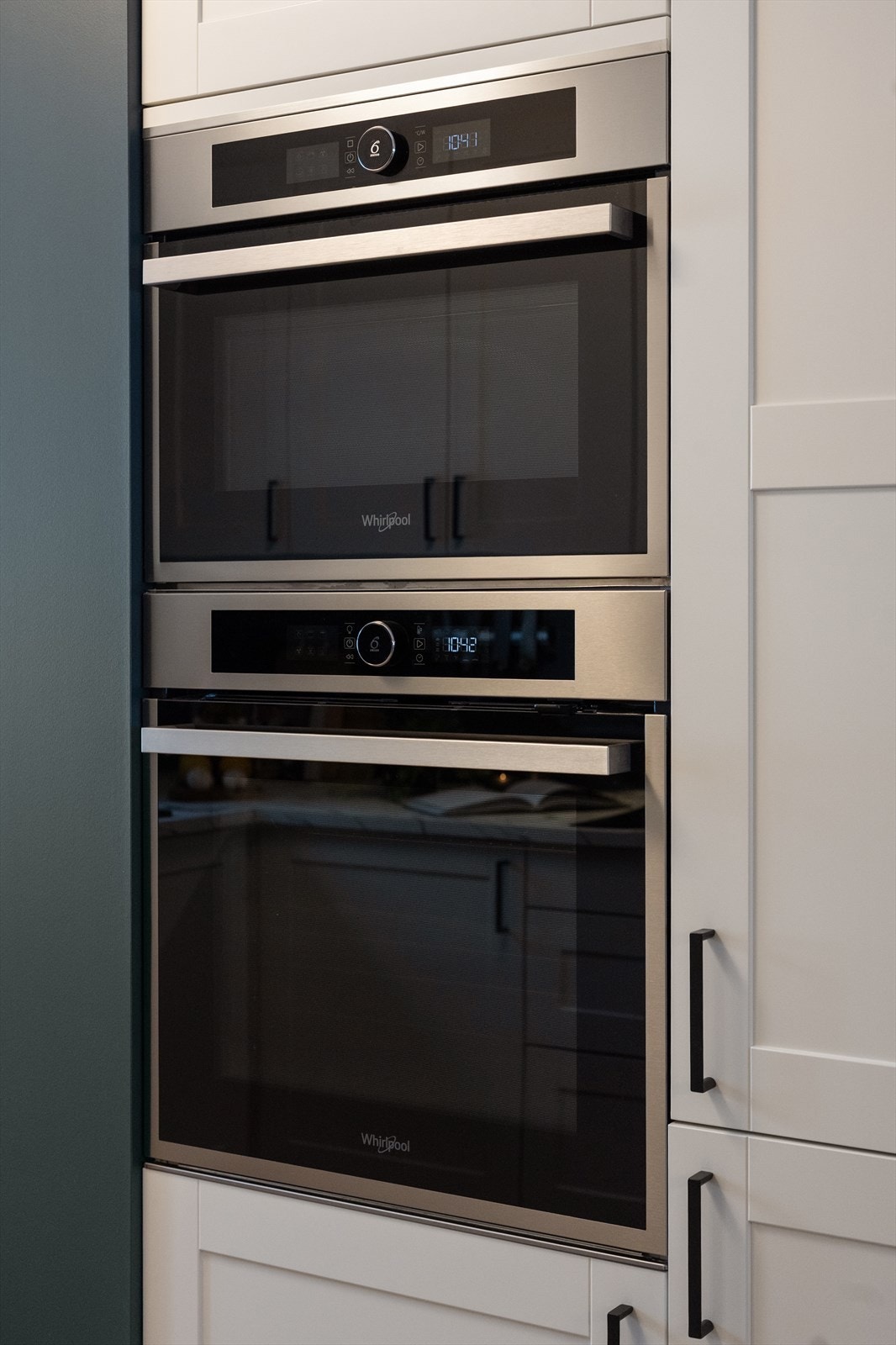 Kjøkkenet er fullt utstyrt med integrerte hvitevarer bestående av induksjonsplatetopp, stekeovn, mikrobølgeovn, oppvaskmaskin og kjøleskap med frysedel. Det er montert både komfyrvakt og aquastopp, som gir økt trygghet og sikkerhet. Galleribilde