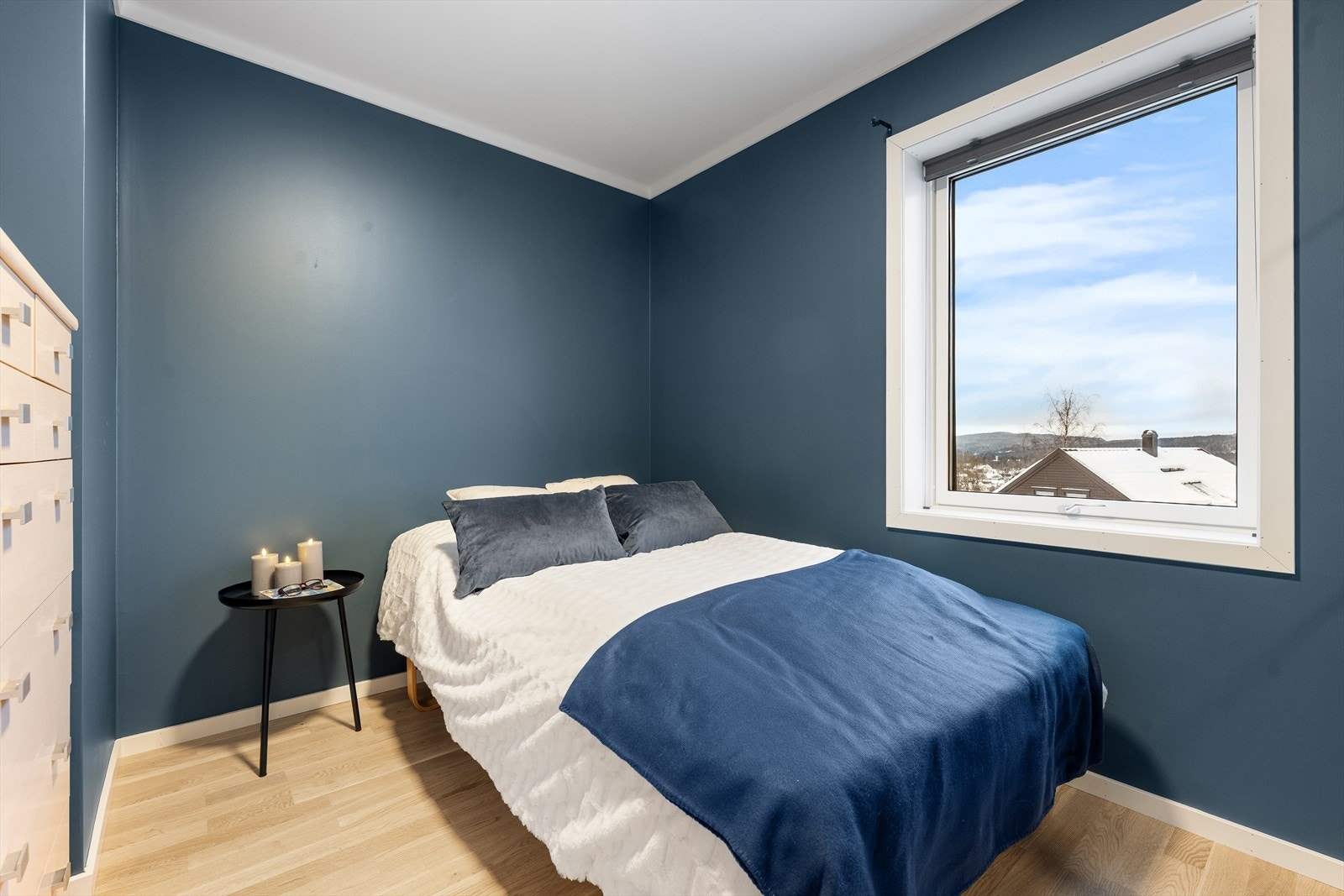 Rommene fremstår lyse og trivelige med parkett på gulv og malte overflater på vegger og himling. Galleribilde