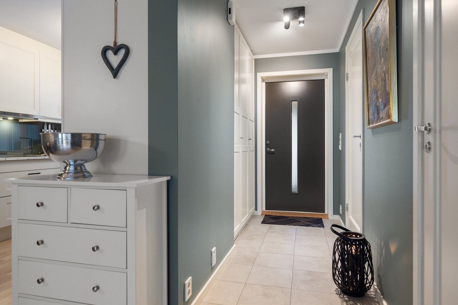 Boligen har adkomst via entré i 1. etasje. Entréen fremstår lys med flislagt gulv med varmekabler, samt malte overflater på vegger og himling. Galleribilde