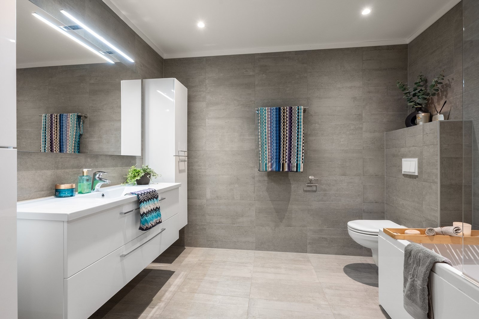 Boligens andre bad ligger i 2. etasje sammen med soverommene. Badet er flislagt på gulv og vegger, og i himlingen er det downlights. Det er varme i gulvet. Galleribilde