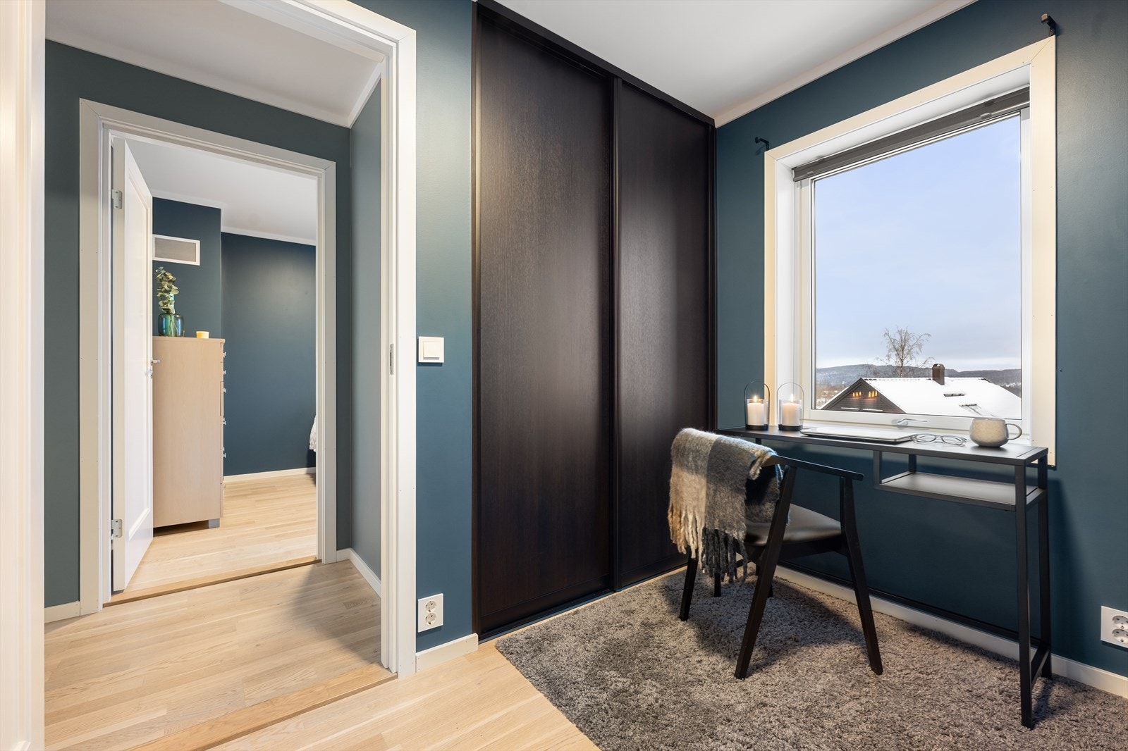 Soverom 2. Alle soverommene har garderobeskap til oppbevaring. Galleribilde