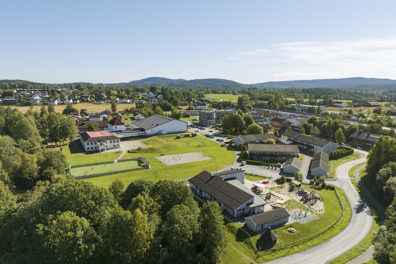 Det er rundt 1 km til Heie barneskole. Her finner du og barnehage og idrettshall. Galleribilde
