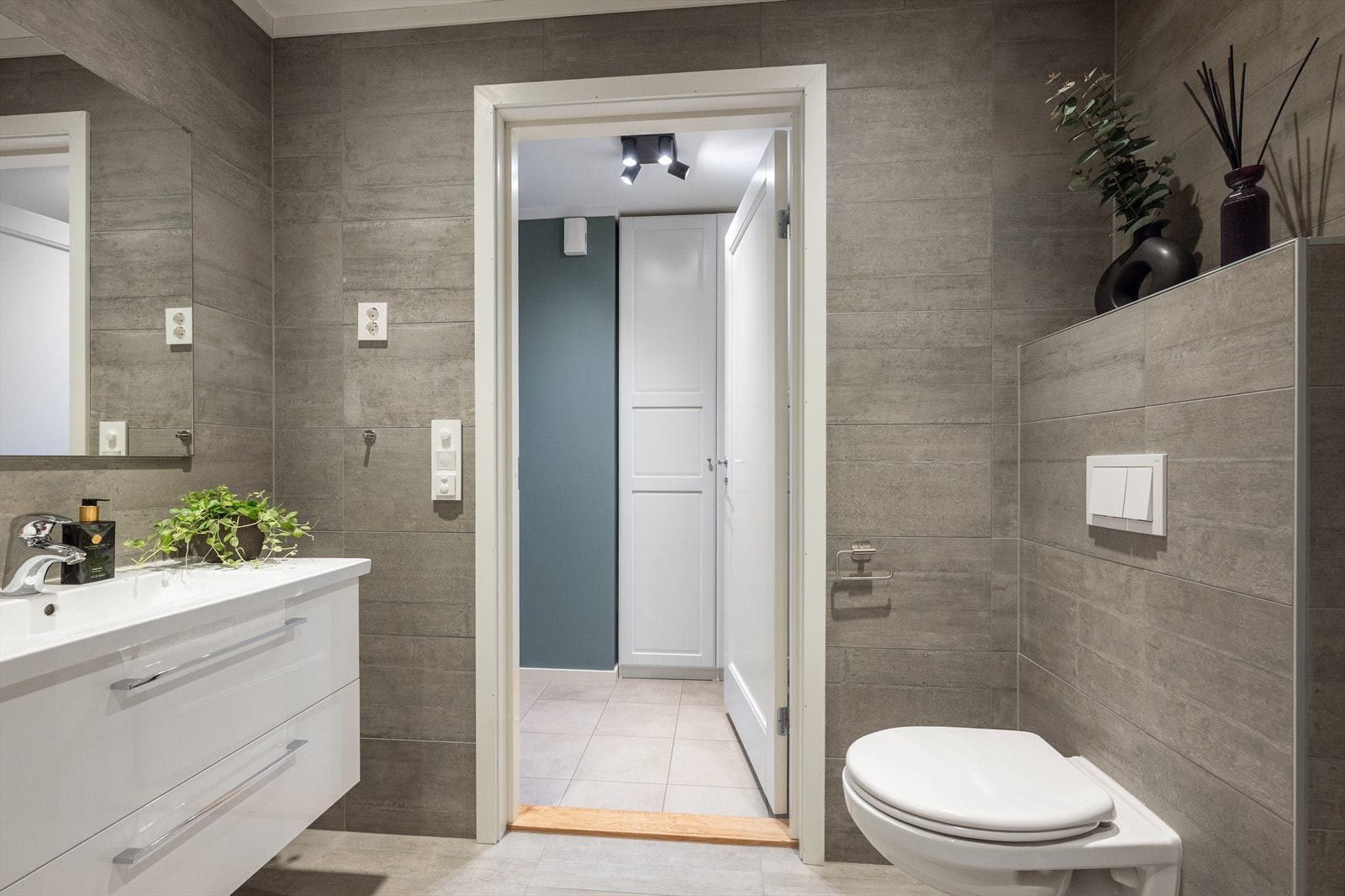 Rommet er flislagt på gulv og vegger. Gulvet er utstyrt med varmekabler, og rommet har nedsenket himling med downlights som gir god belysning. Galleribilde