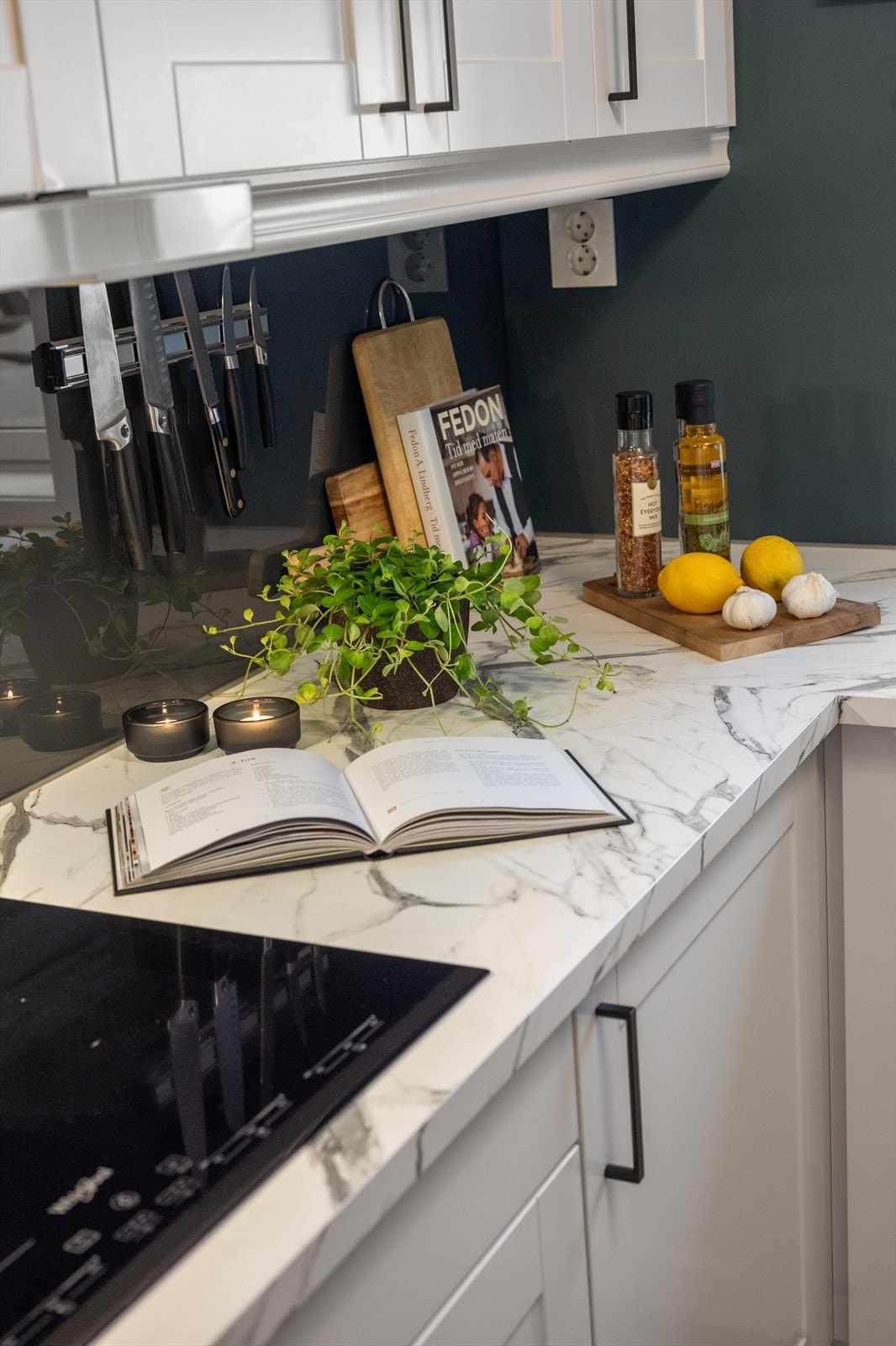 Innredningen er gjennomført med høyskap samt over- og underskap, og byr på rikelig med skap- og benkeplass. Mellom benkeplate og overskap er det montert glassplate på veggen som gjør renhold enkelt. Galleribilde