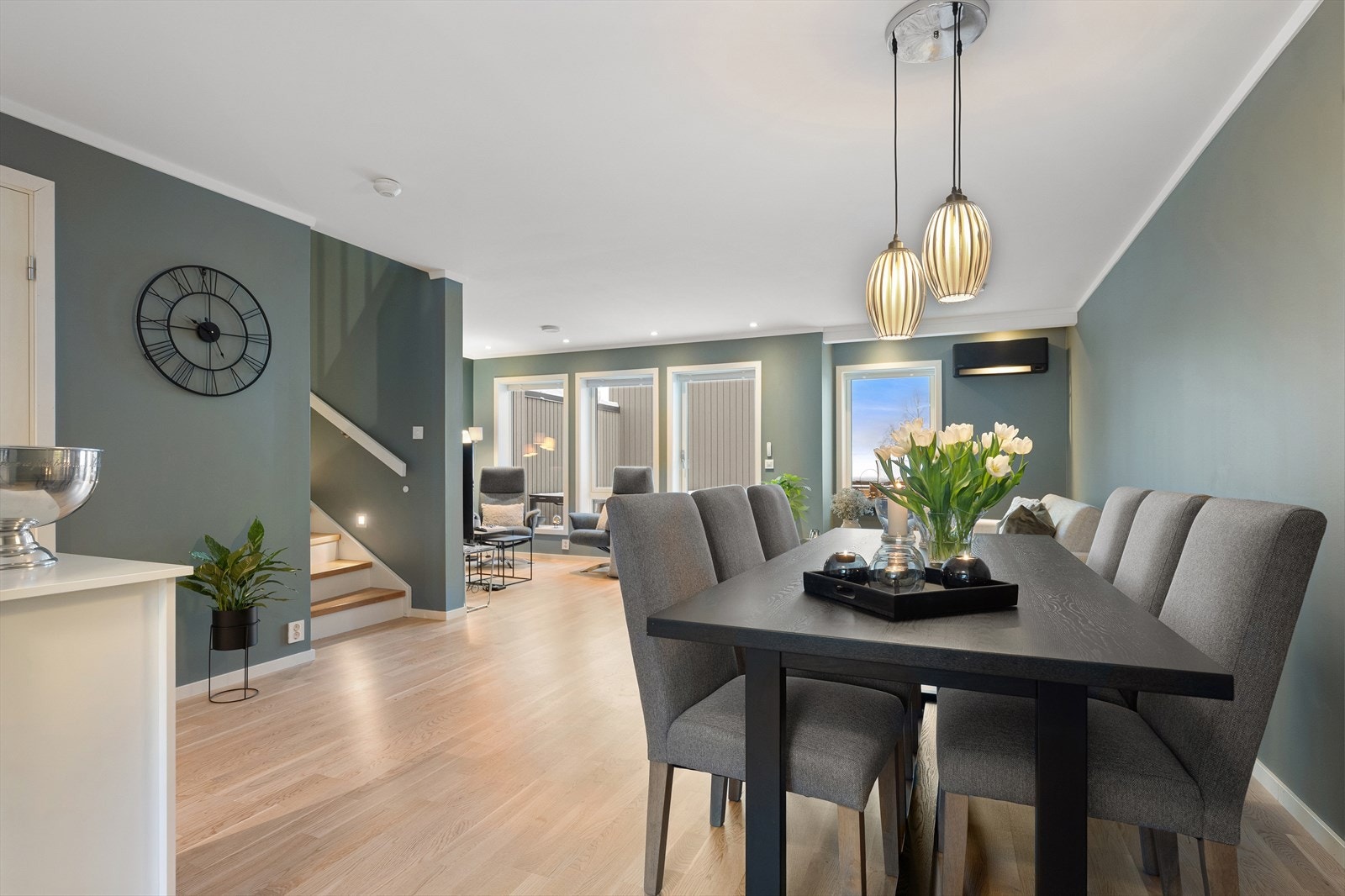 Mot kjøkkenet finner vi spisestuen. Galleribilde