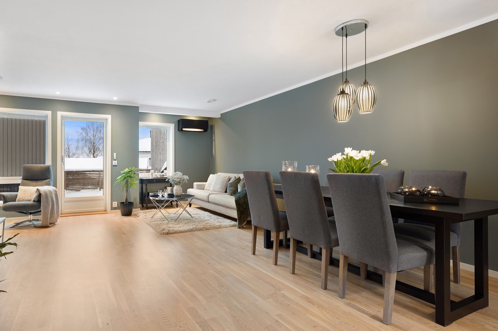 Stue og spisestue er utformet i en sosial og åpen planløsning i 1. etasje, med naturlig sammenheng med kjøkkenet. Galleribilde