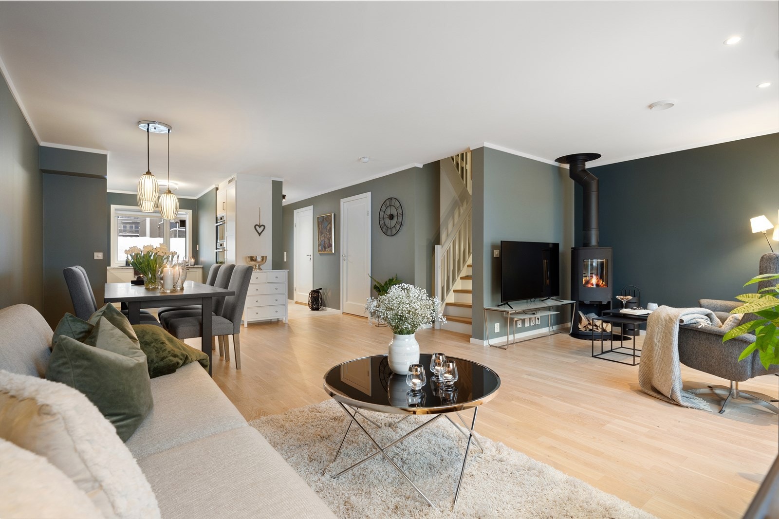 Veggfargen skaper en fin kontrast til det lyse gulvet. Galleribilde