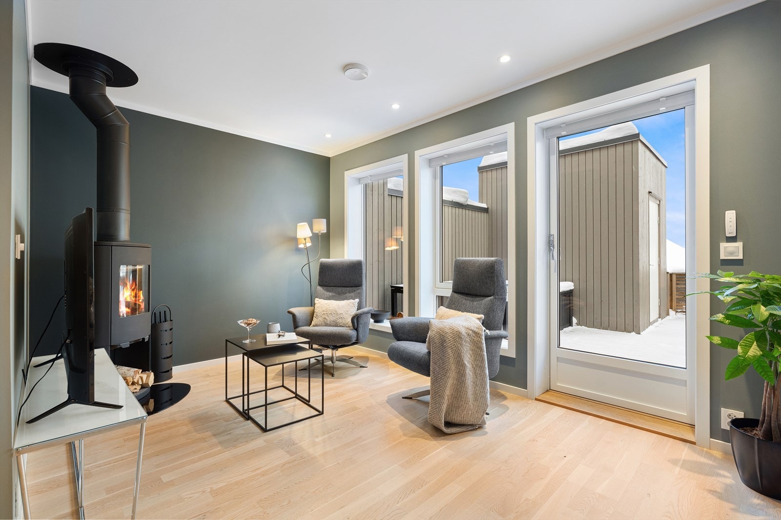 Stuen er utstyrt med vedovn som gir ekstra komfort og lun varme. Galleribilde