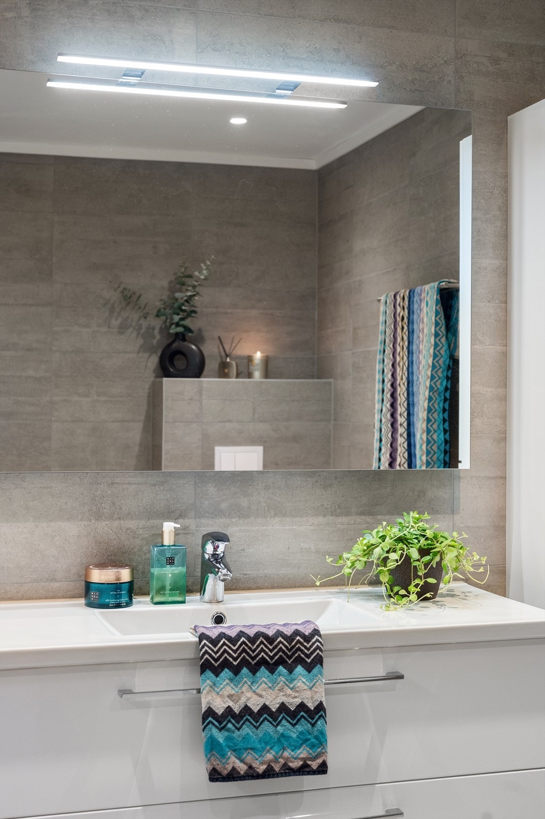 Det er innredet med servantskap med nedfelt servant, veggskap og speil med integrert belysning. Galleribilde