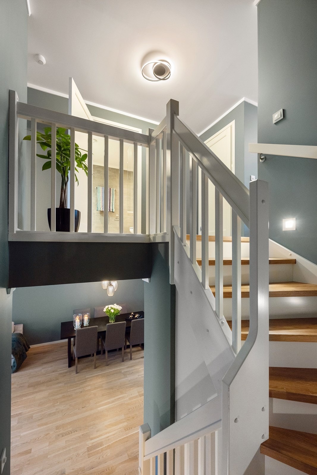 Opp i 2. etasje finner vi boligens tre soverom, det andre badet og en flott tv-stue. Galleribilde