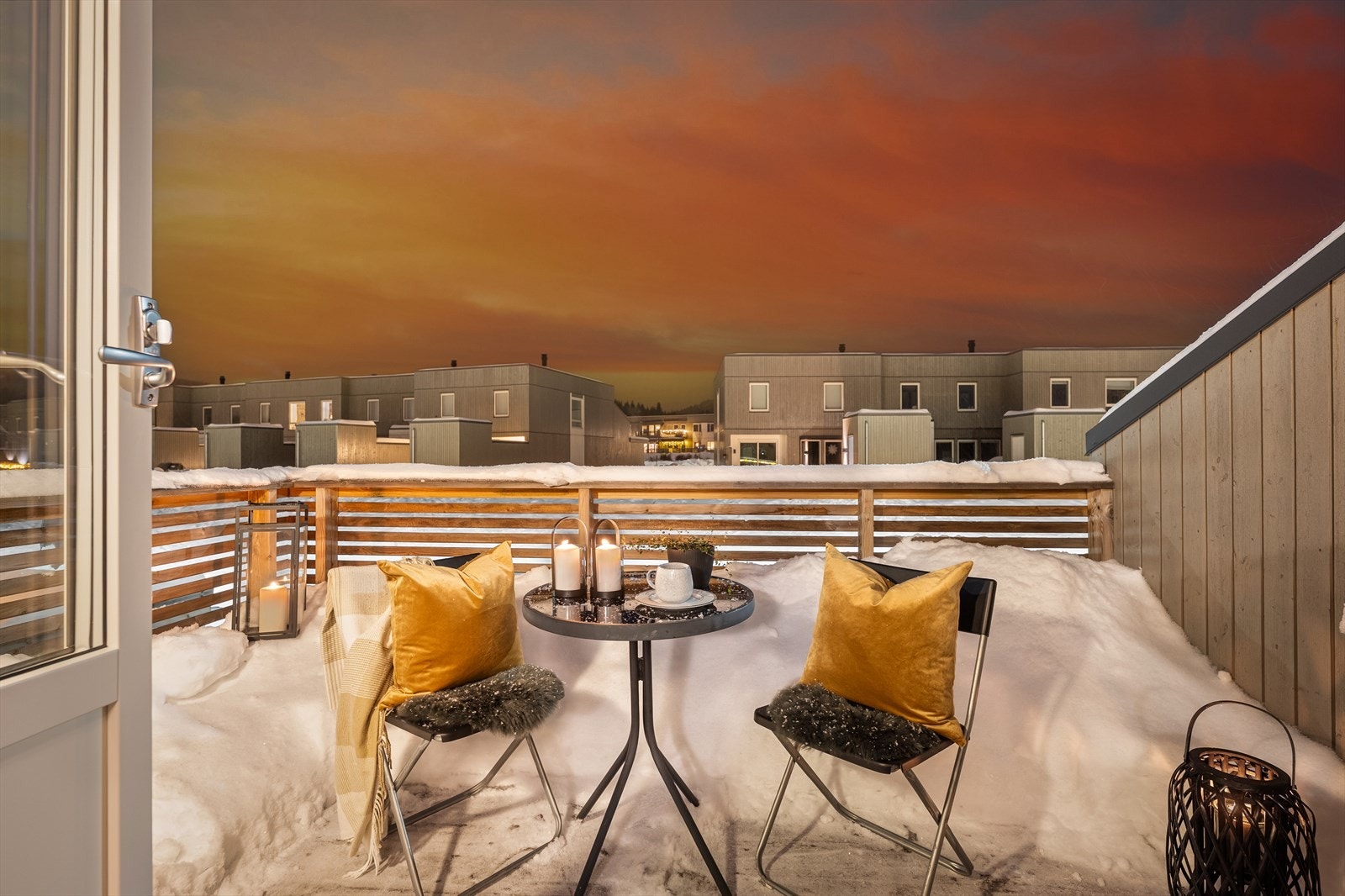 Fra tv-stuen i 2. etasje er det utgang til en nord-vestvendt balkong på ca. 10 kvm. Galleribilde