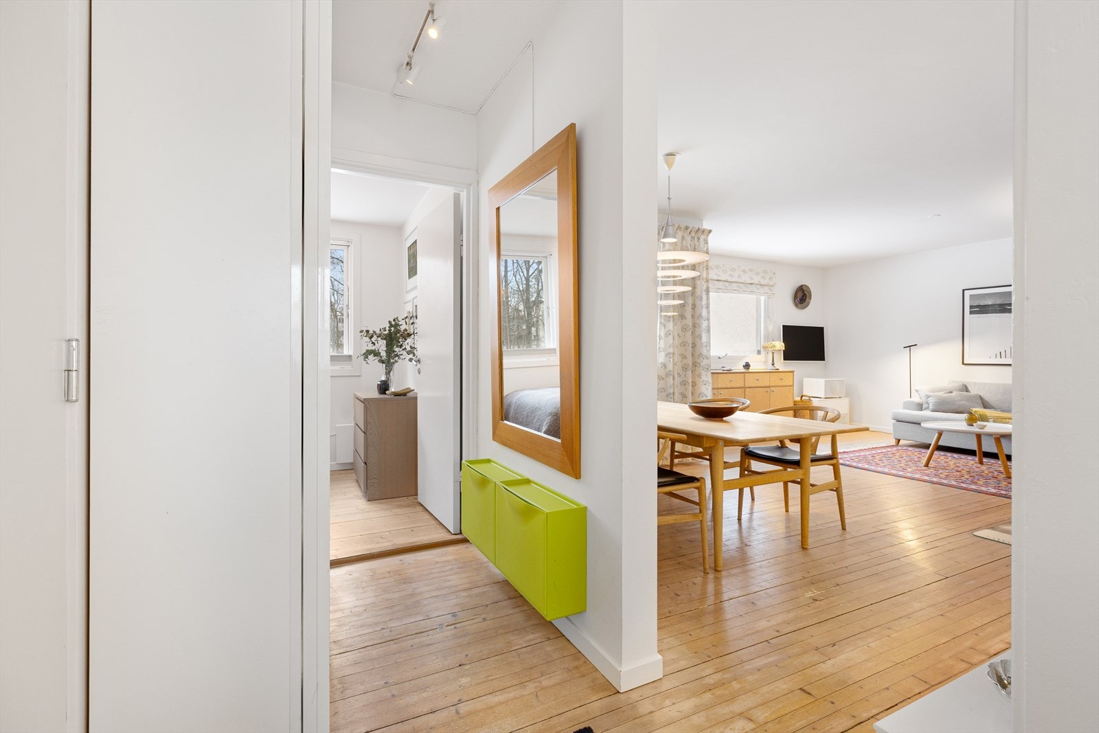 Velkommen inn i en lys og tiltalende leilighet med gjennomgående planløsning. Galleribilde