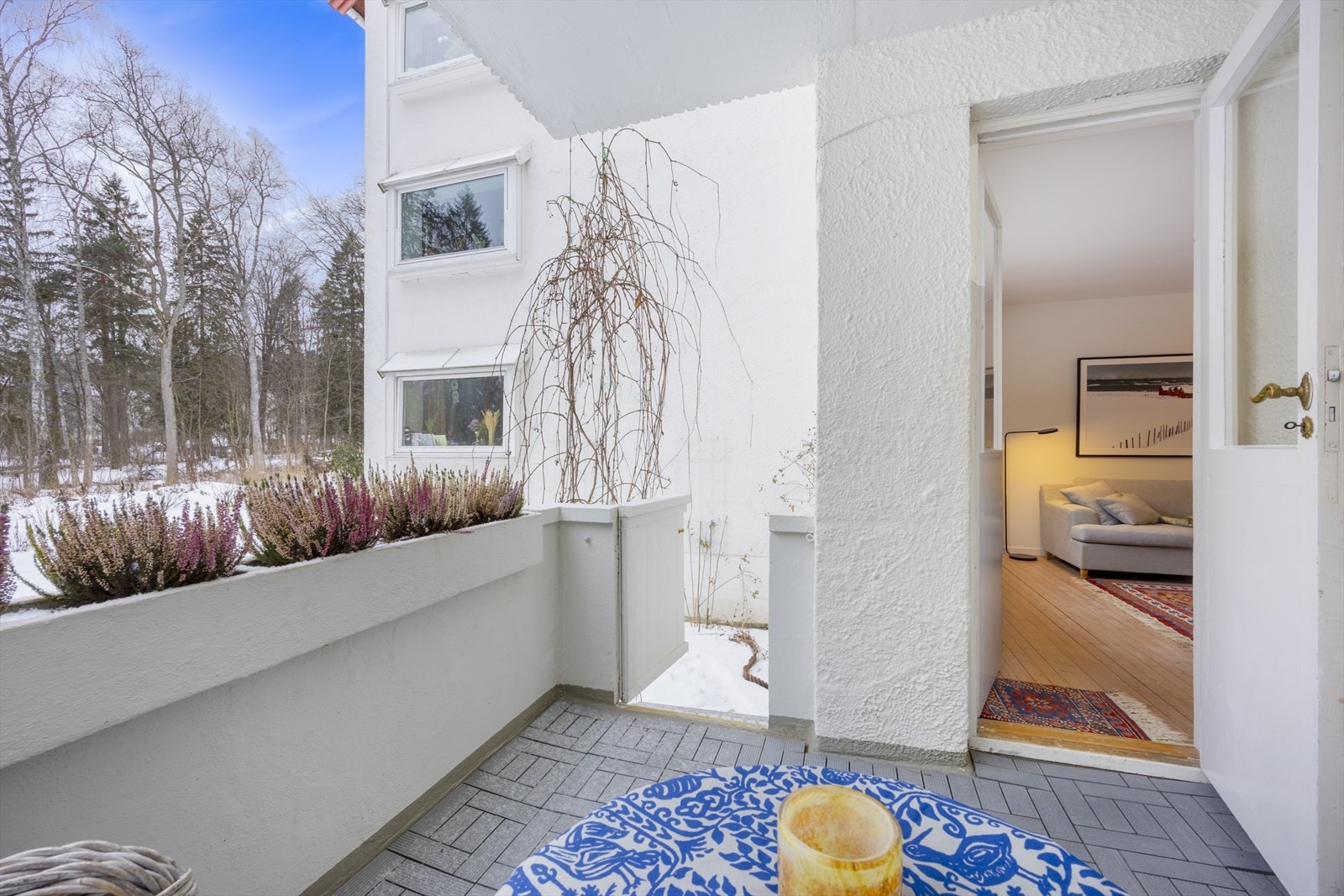 Praktisk port med trapp ned til frodige fellesarealer. Galleribilde