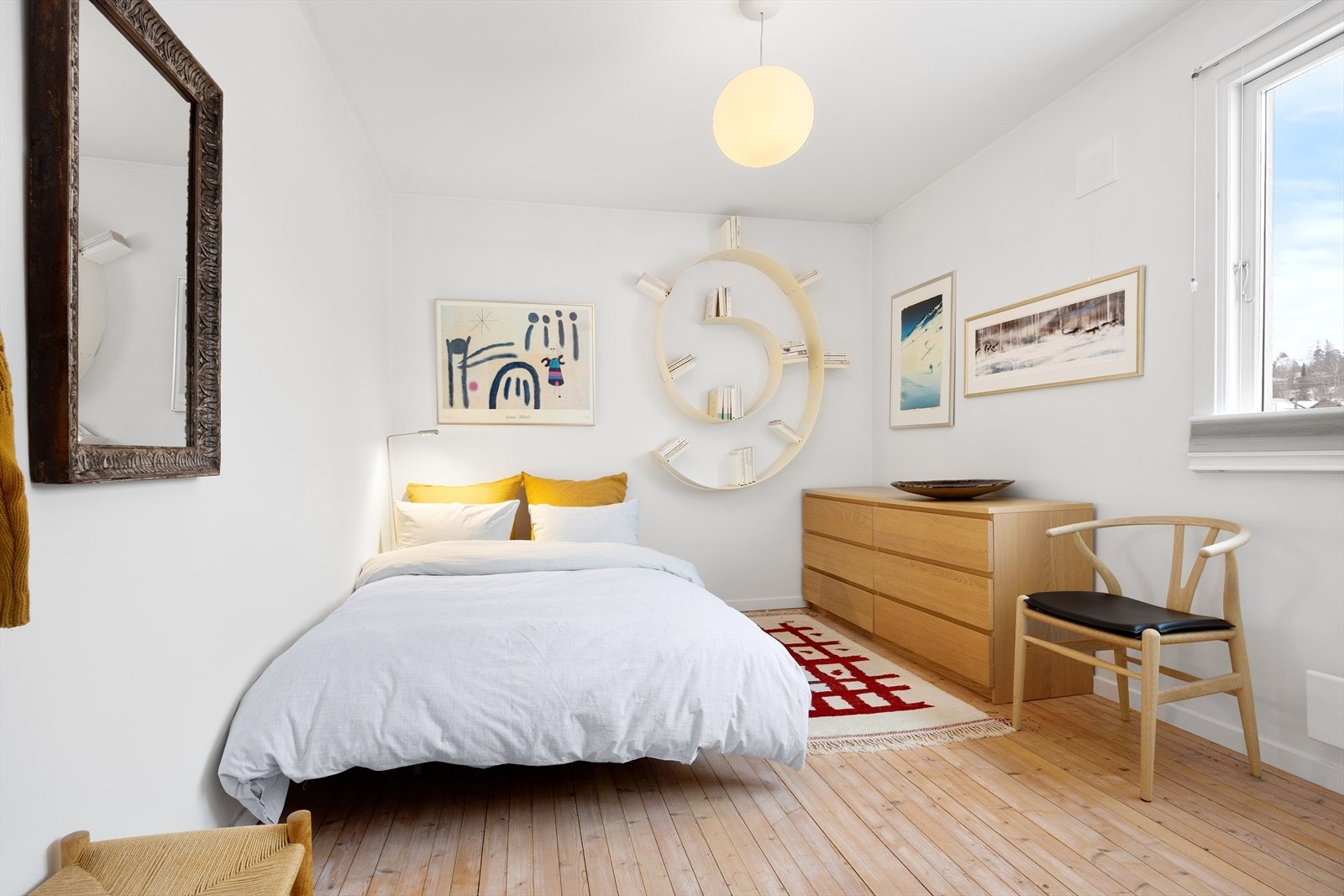 Leiligheten har to gode soverom, det ene med vindu mot vest og det andre med vindu mot øst. Galleribilde