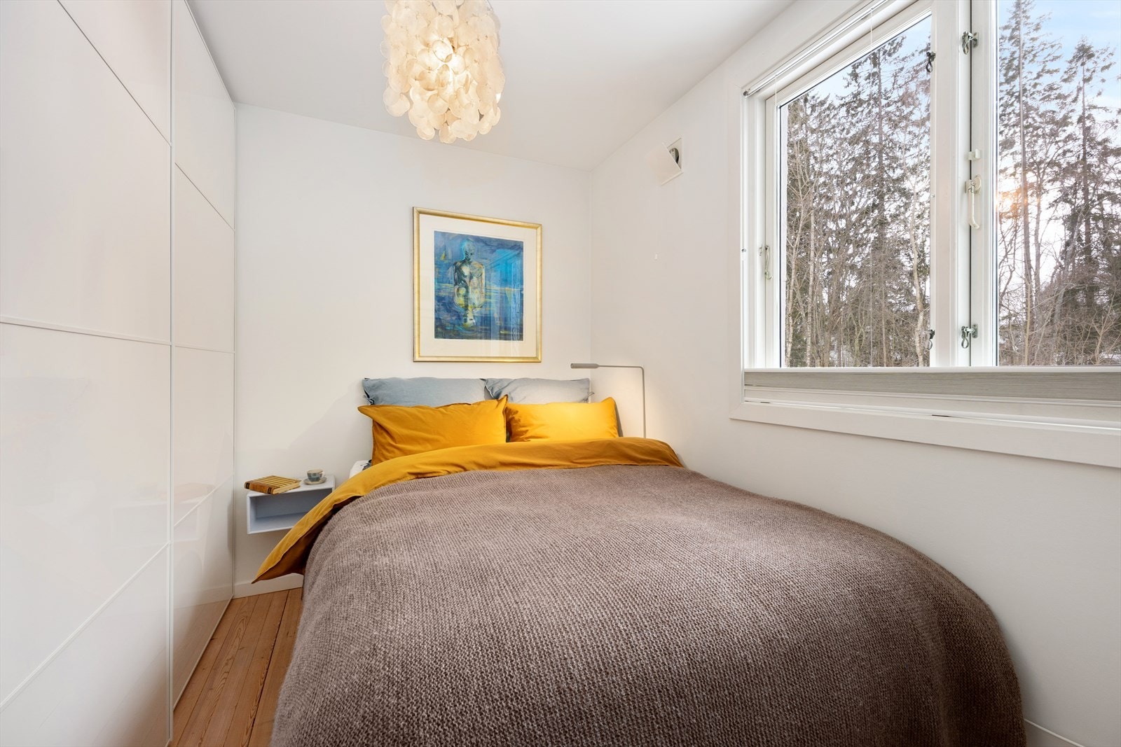 Garderobe på begge soverom. I tillegg er det og god lagringsplass i to loftsboder og en kjellerbod. Galleribilde