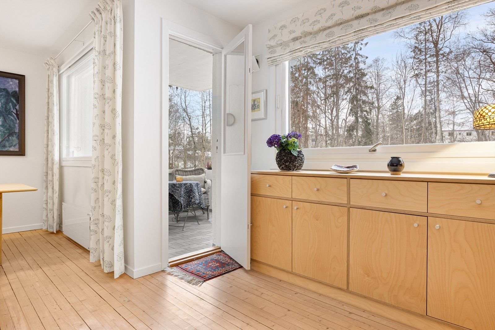 Direkte utgang til vestvendt og delvis overbygget balkong. Galleribilde