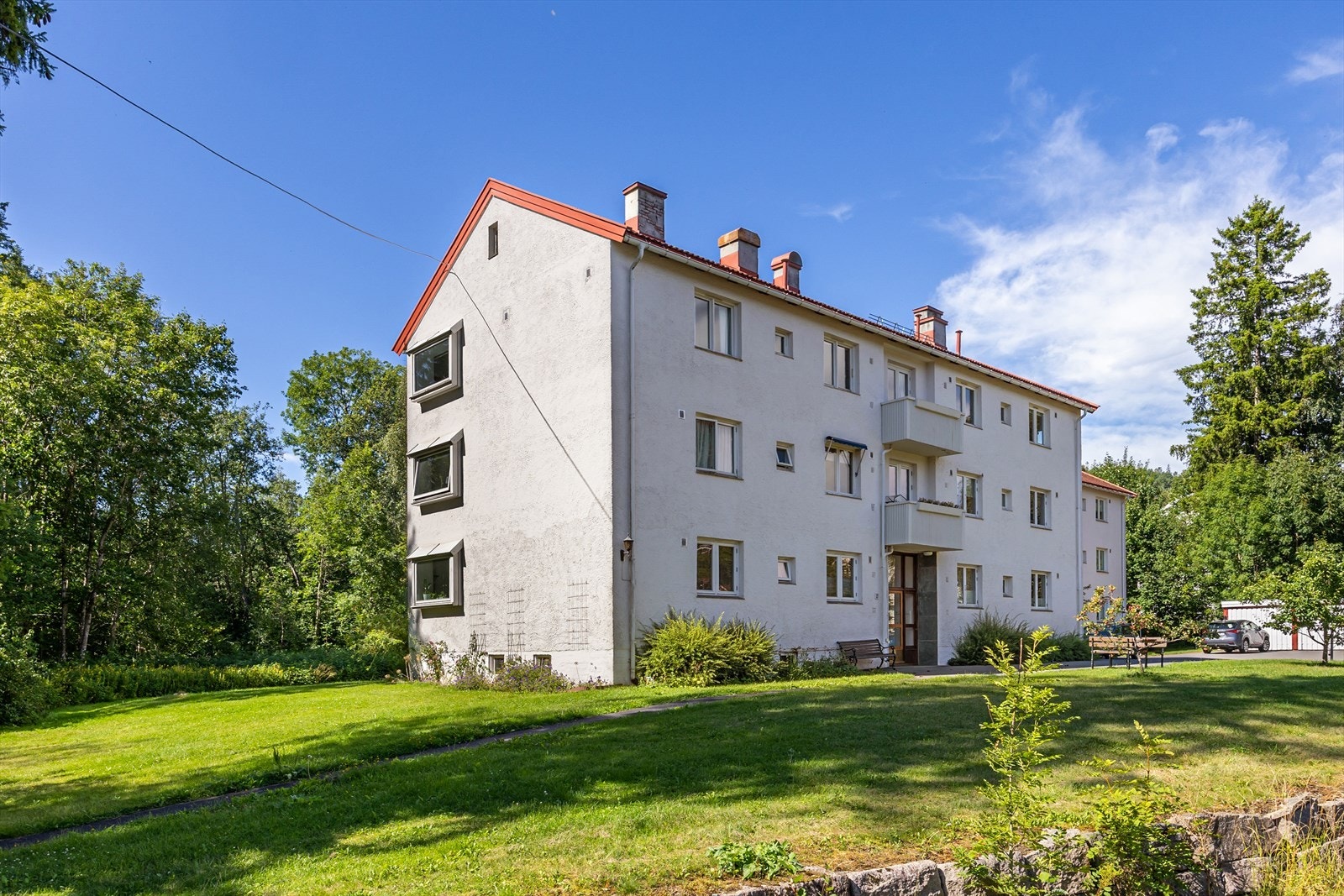 Leiligheten disponerer en parkeringsplass på gårdsplassen og her ble det etablert infrastruktur for elbillader i regi av sameiet. Det er mulighet for garasjeleie etter ansiennitet. Galleribilde