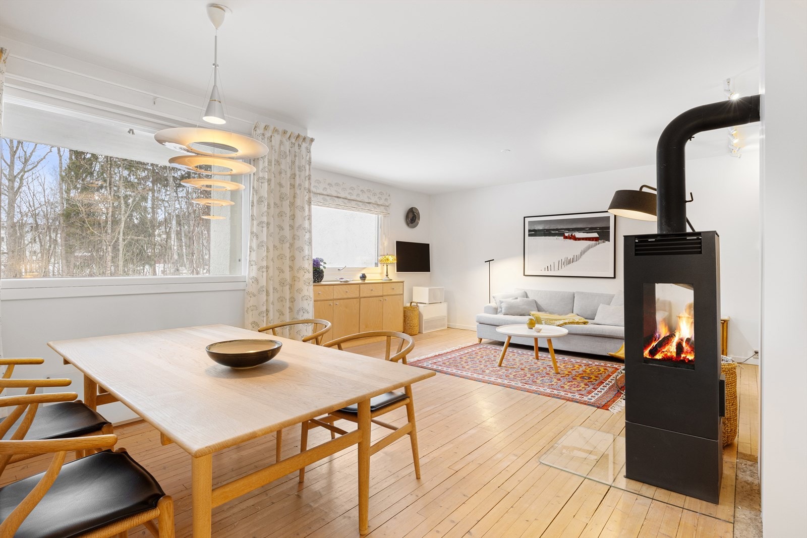 Eiendomsmegler Kristine Følkner ønsker velkommen til en lys og delikat 3-roms selveier med utg. til vestvendt balkong med trapp ned til grøntområder og vernet skogholt. Galleribilde