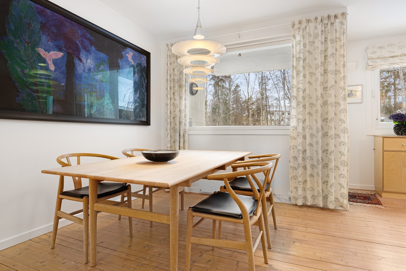 Leiligheten ligger usjenert plassert, med stue vendt mot et idyllisk skogholt i vest. Galleribilde