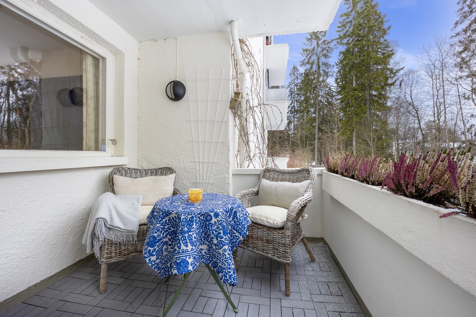 Den herlige balkongen utenfor stuen er ca. 5 kvm med vestvendt orientering og god møbelplass. Galleribilde