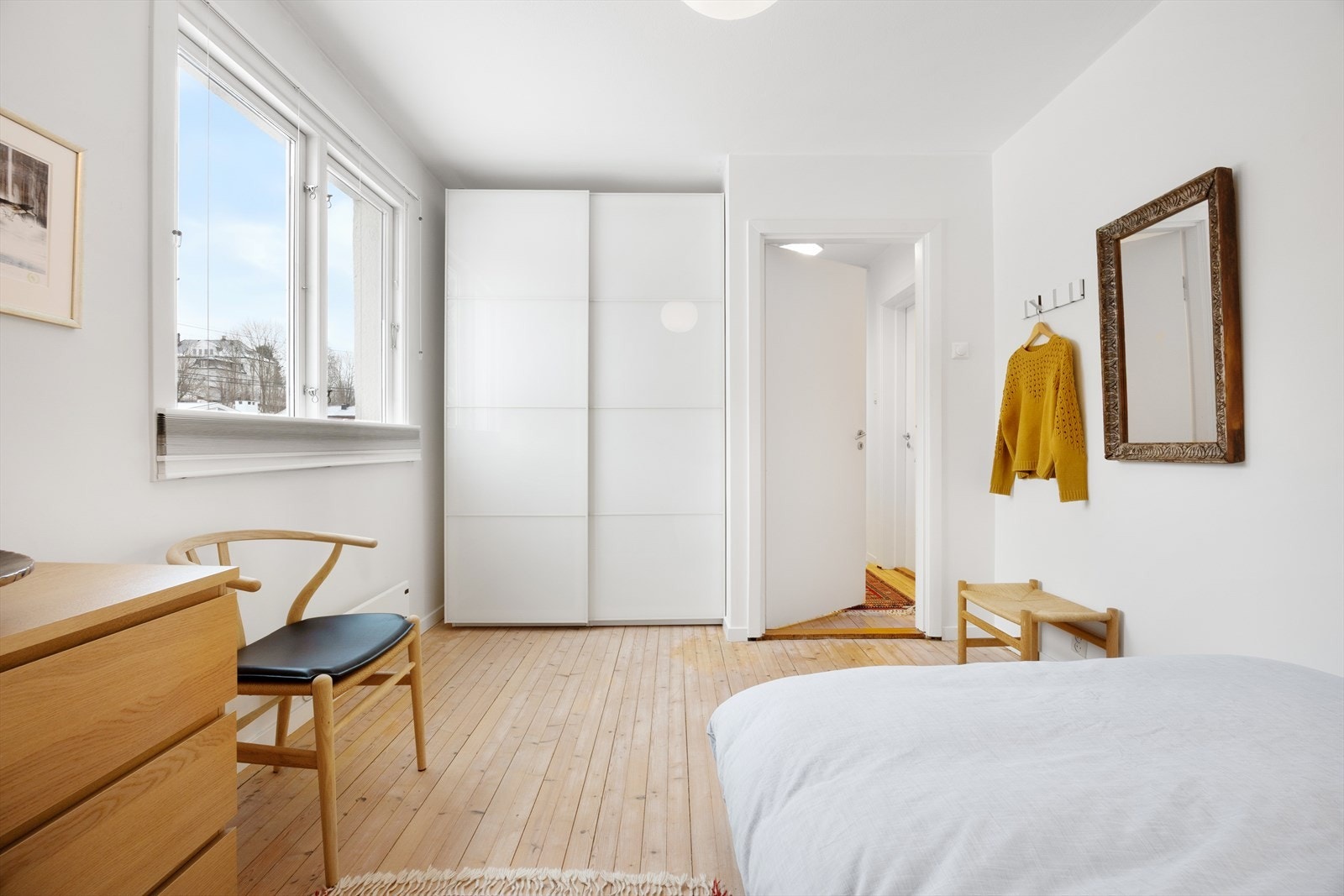 Soverom mot øst. Det er garderober på begge soverom og i entreen. Galleribilde